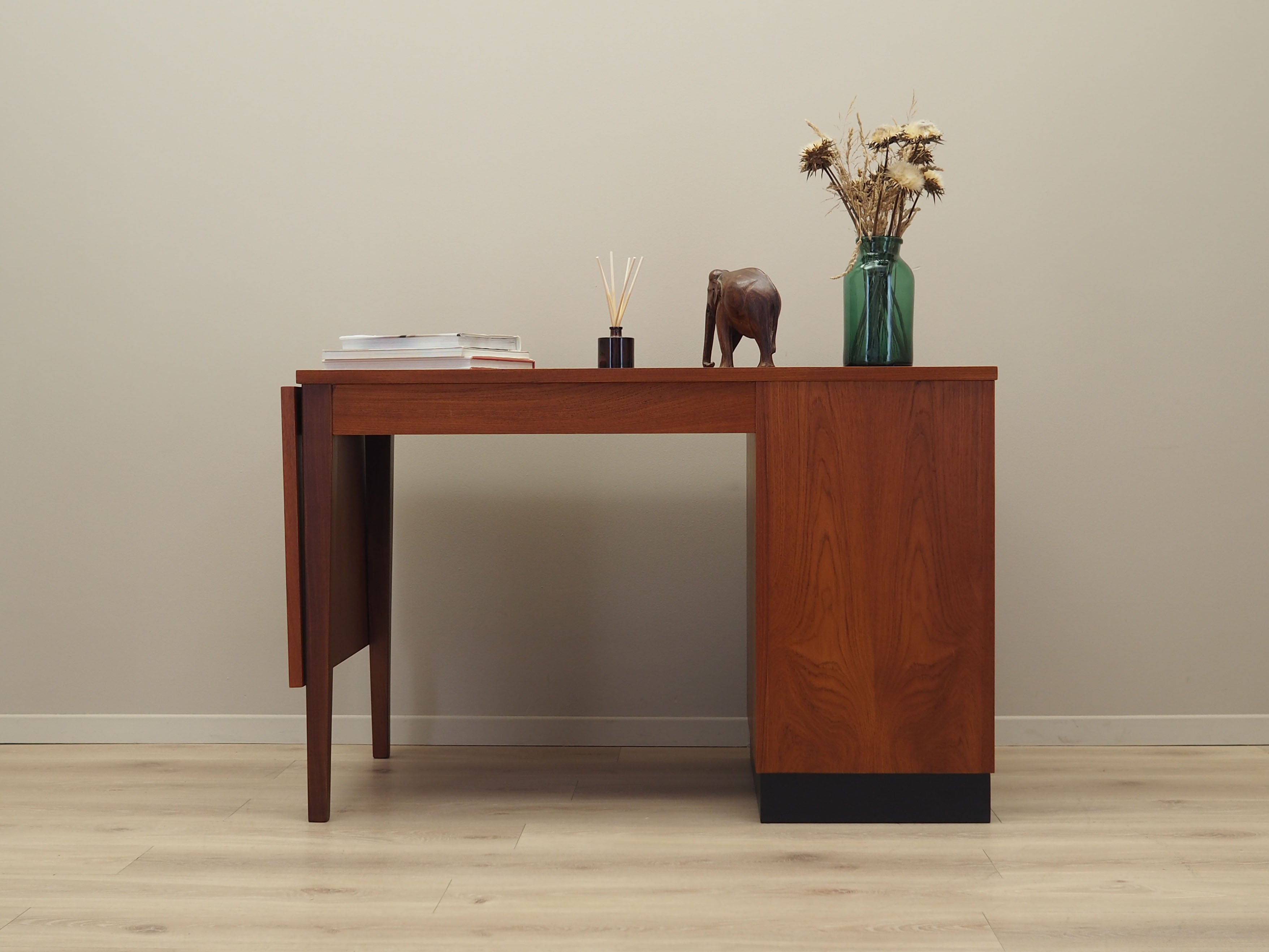 Teak_desk,_Danish_design,_1970s,_production:_Denmark