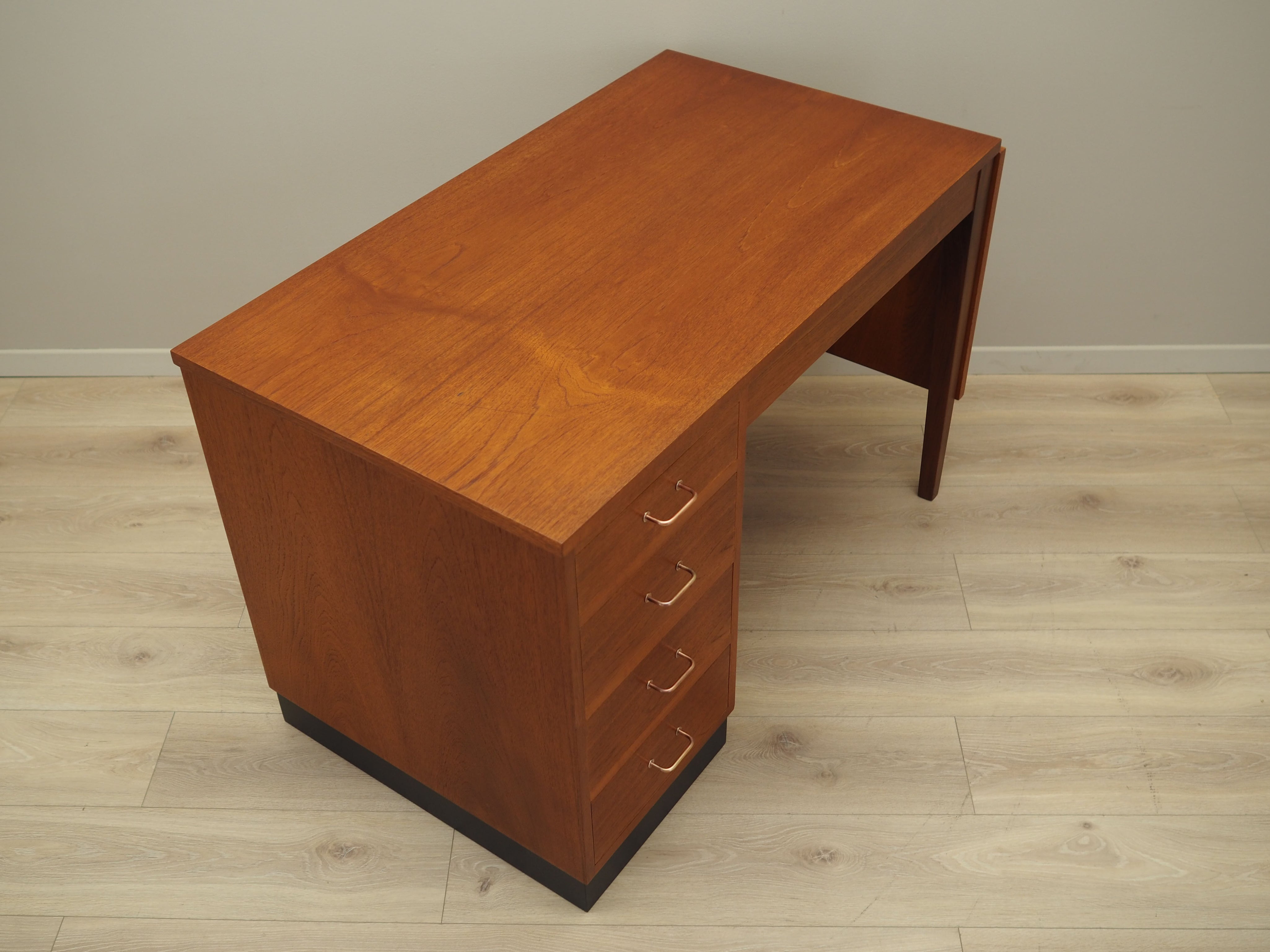 Teak_desk,_Danish_design,_1970s,_production:_Denmark