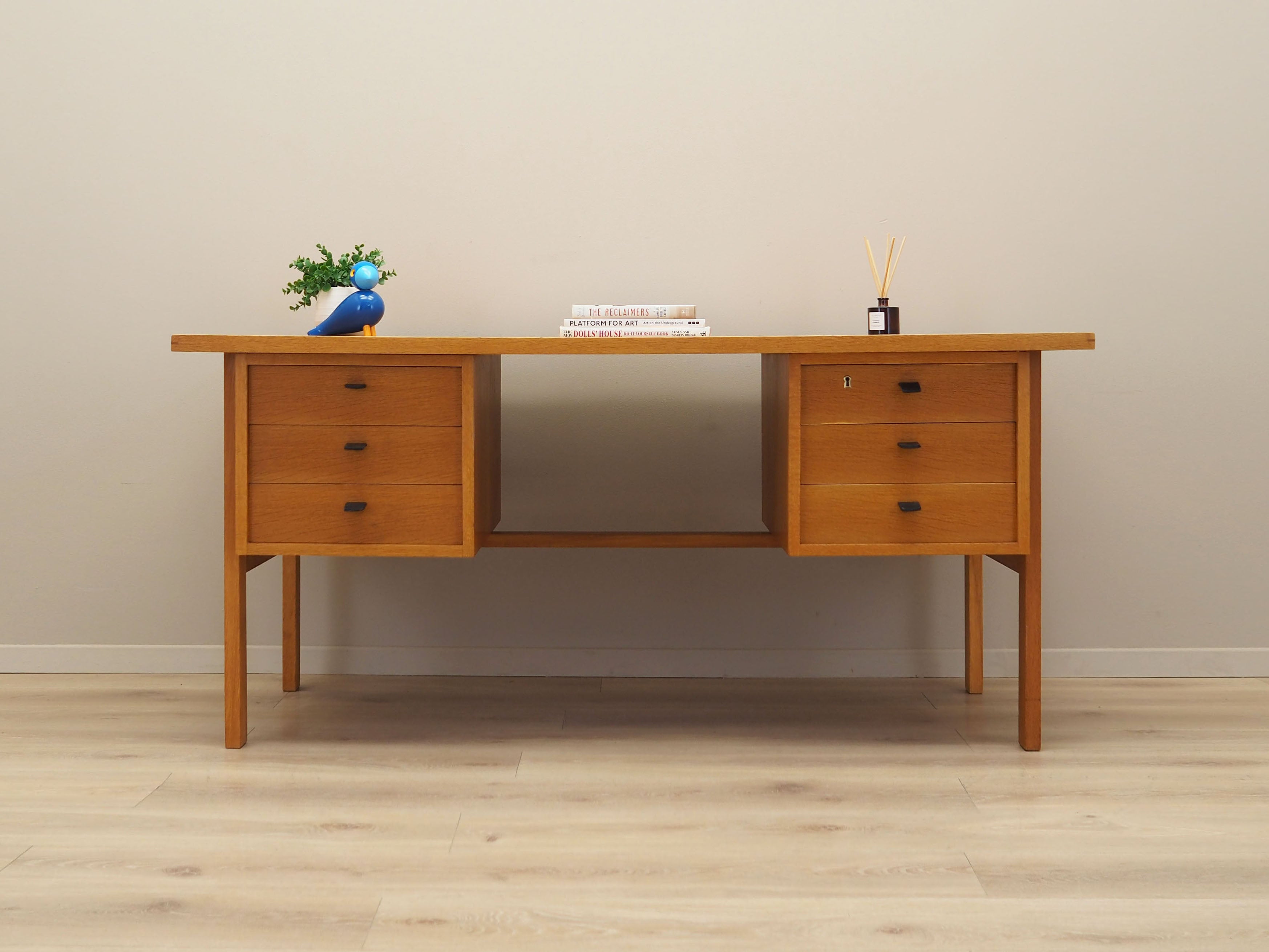 Ash_desk,_Danish_design,_1960s,_designer:_Svend_Age_Madsen