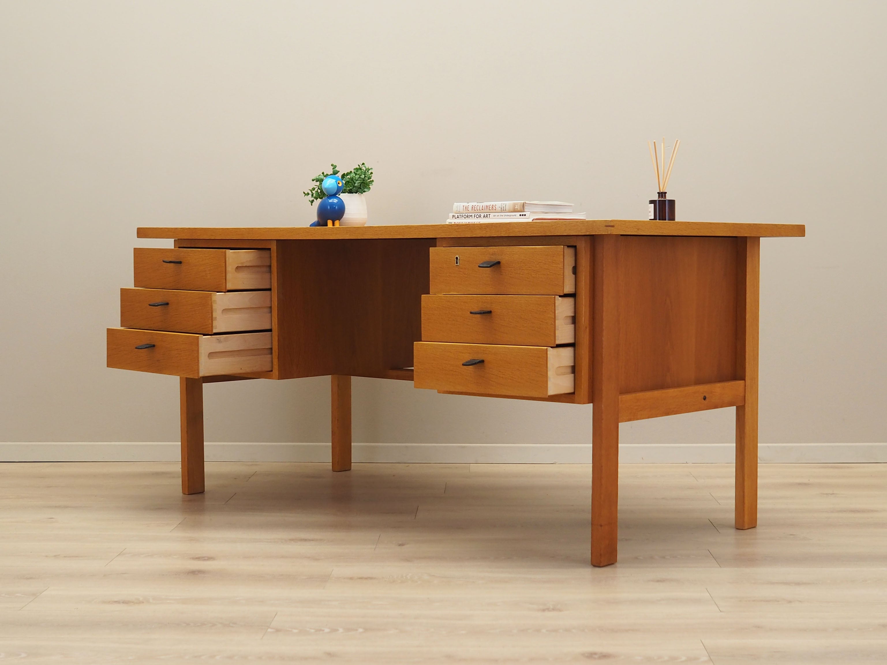 Ash_desk,_Danish_design,_1960s,_designer:_Svend_Age_Madsen