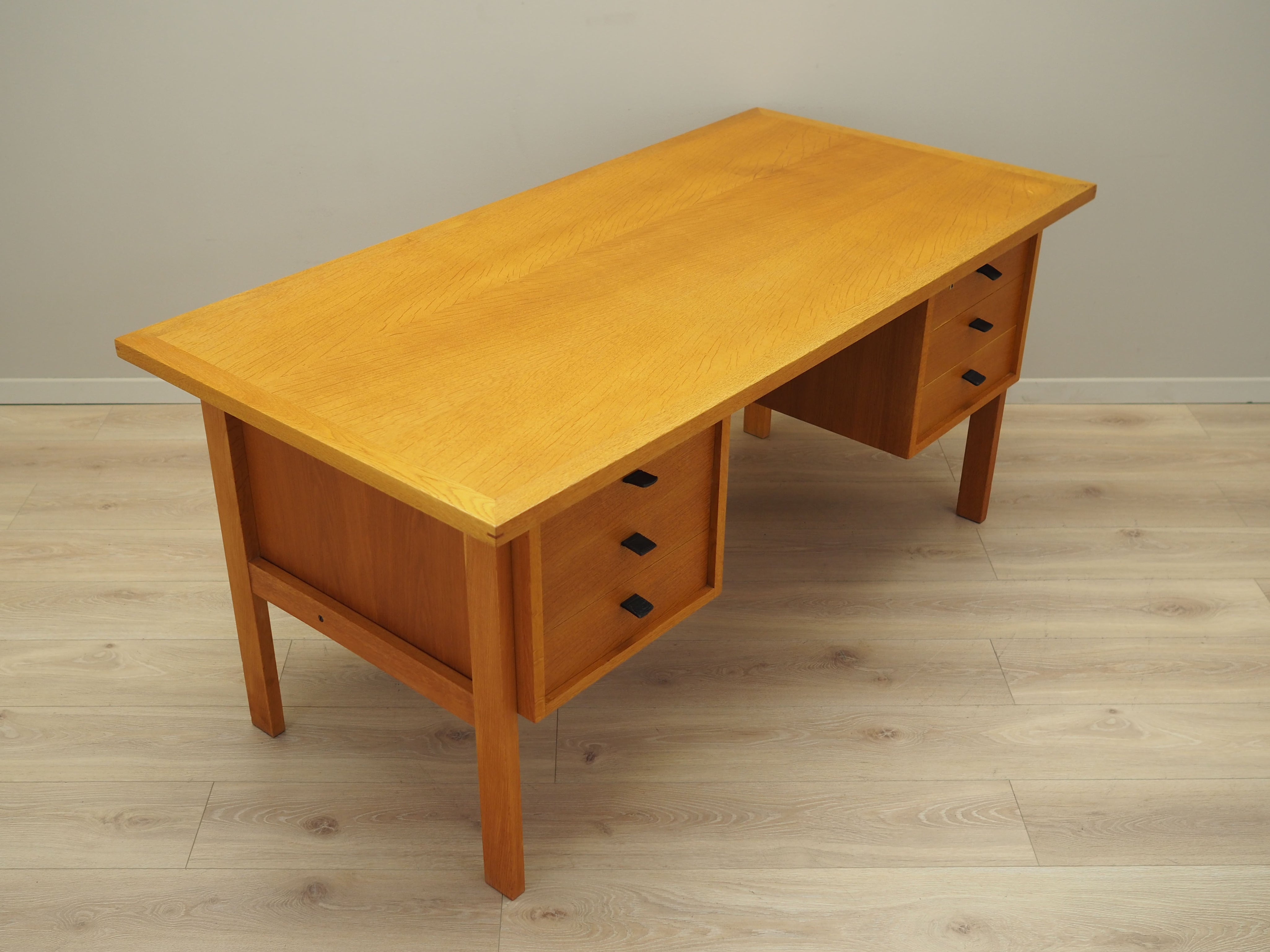 Ash_desk,_Danish_design,_1960s,_designer:_Svend_Age_Madsen