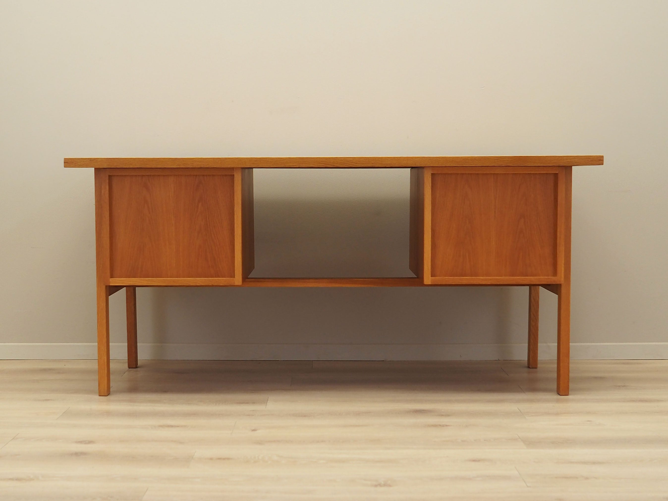 Ash_desk,_Danish_design,_1960s,_designer:_Svend_Age_Madsen