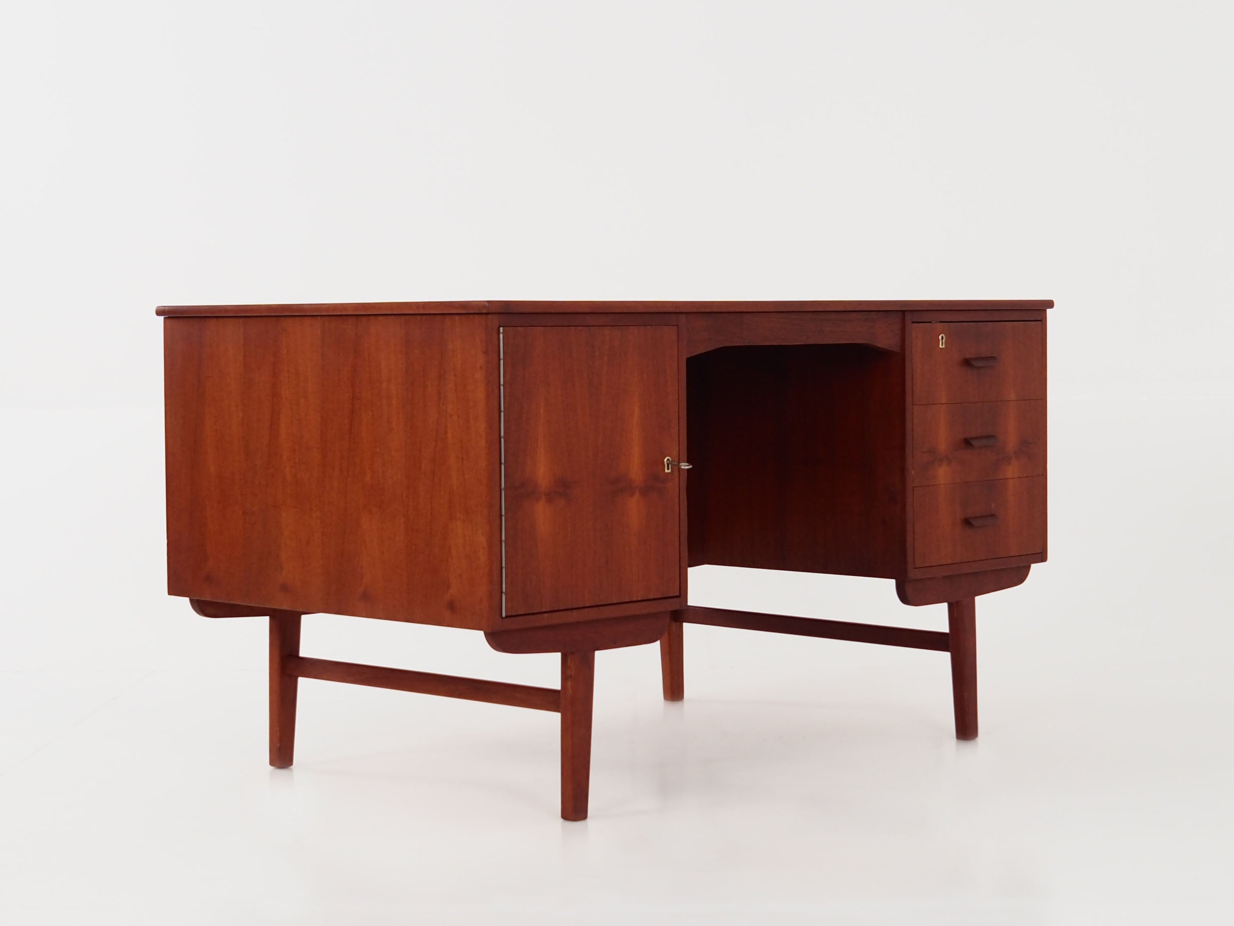 Teak_desk,_Danish_design,_1970s,_production:_Denmark