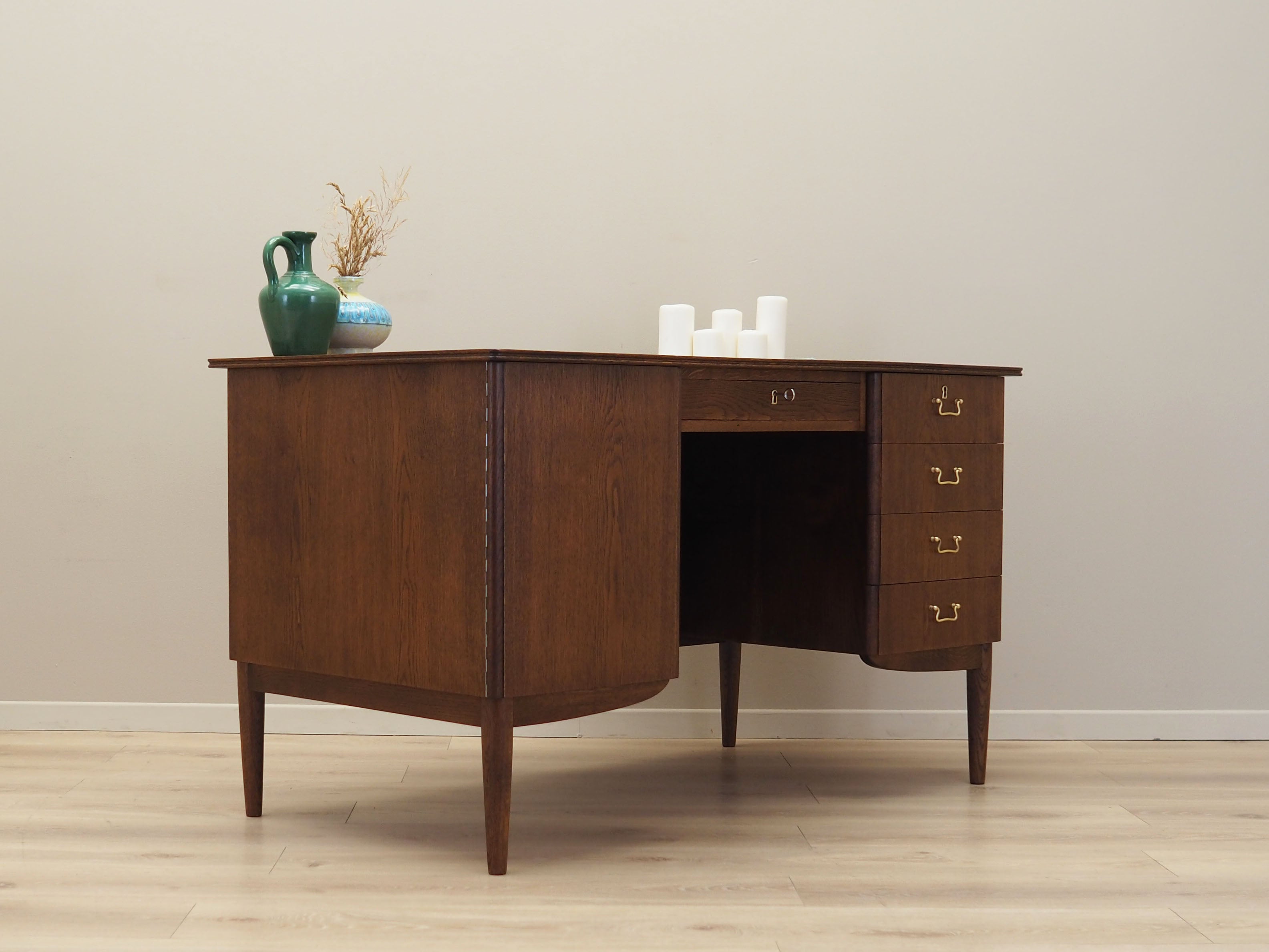 Oak_desk,_Danish_design,_1970s,_production:_Denmark