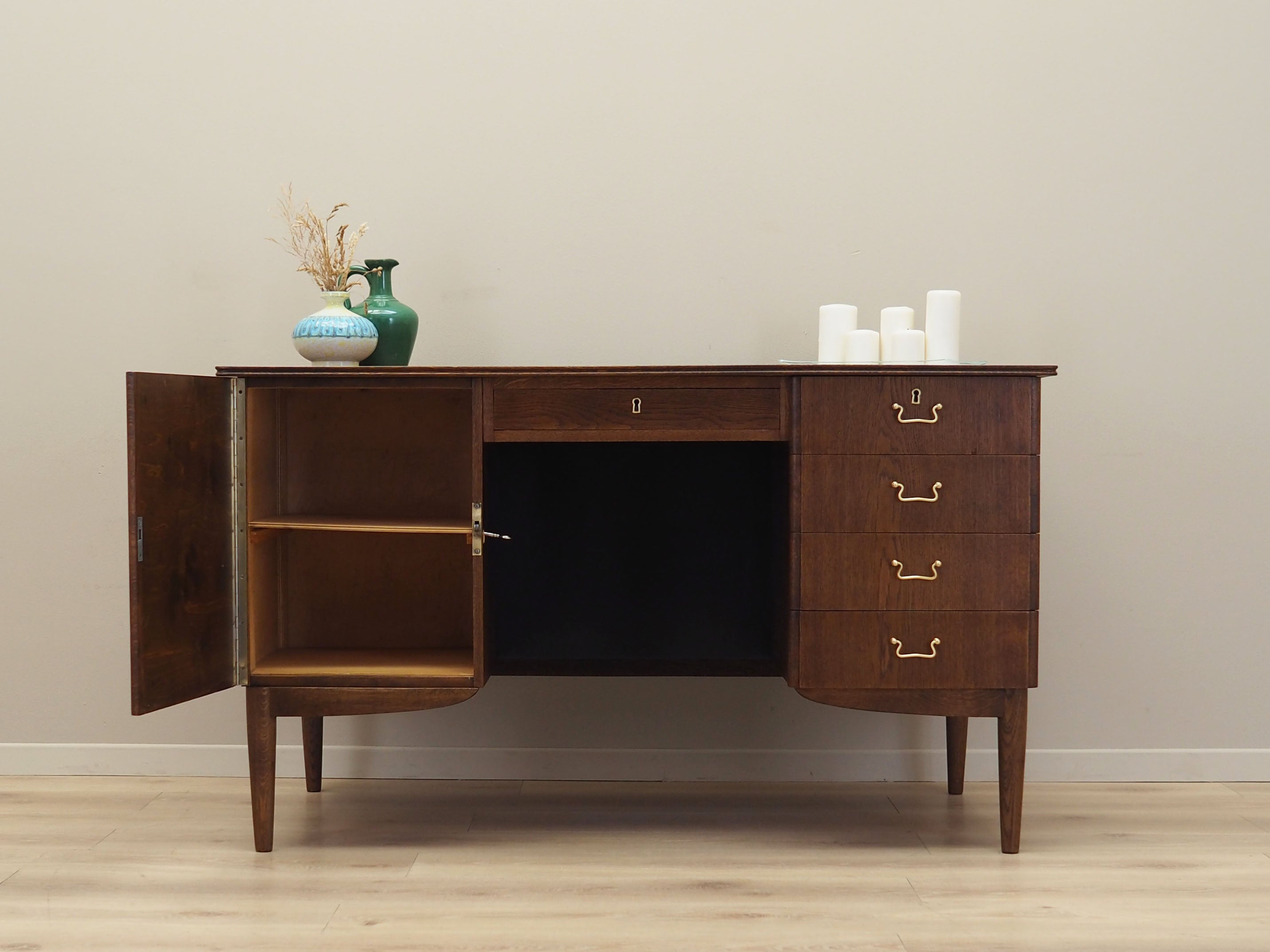 Oak_desk,_Danish_design,_1970s,_production:_Denmark