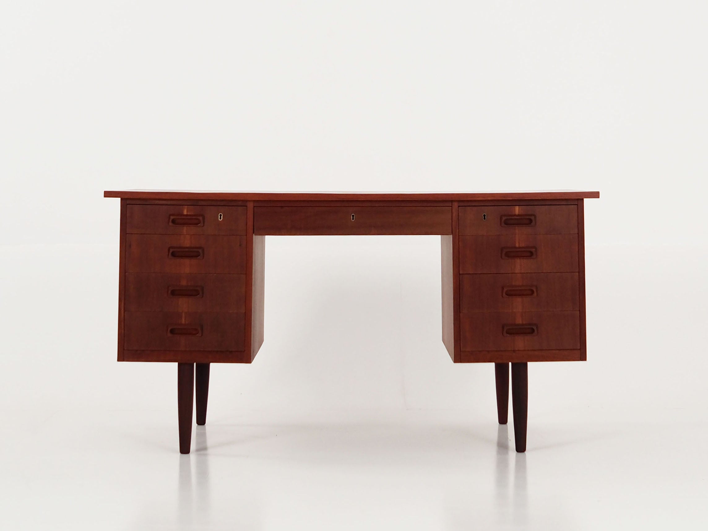 Teak_desk,_Danish_design,_1970s,_production:_Denmark