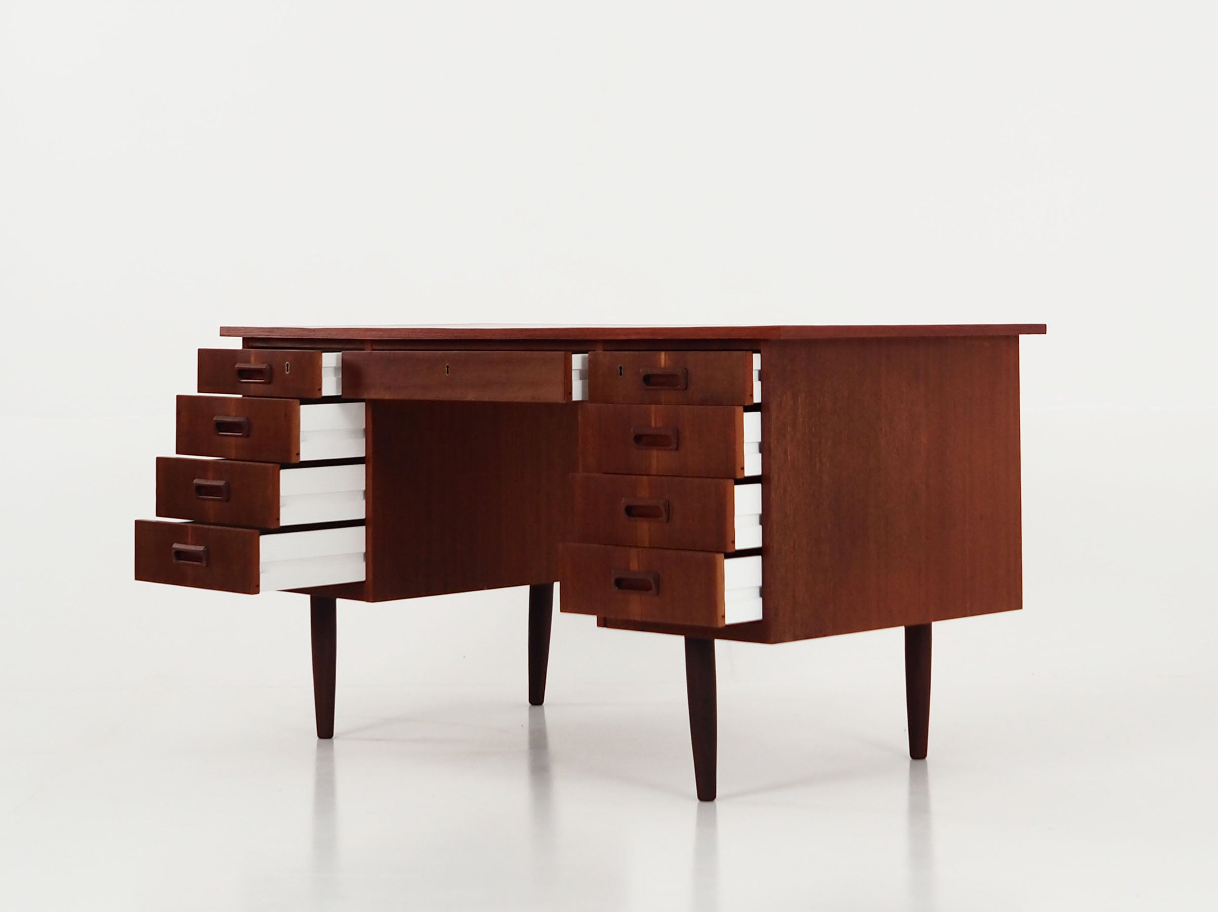 Teak_desk,_Danish_design,_1970s,_production:_Denmark