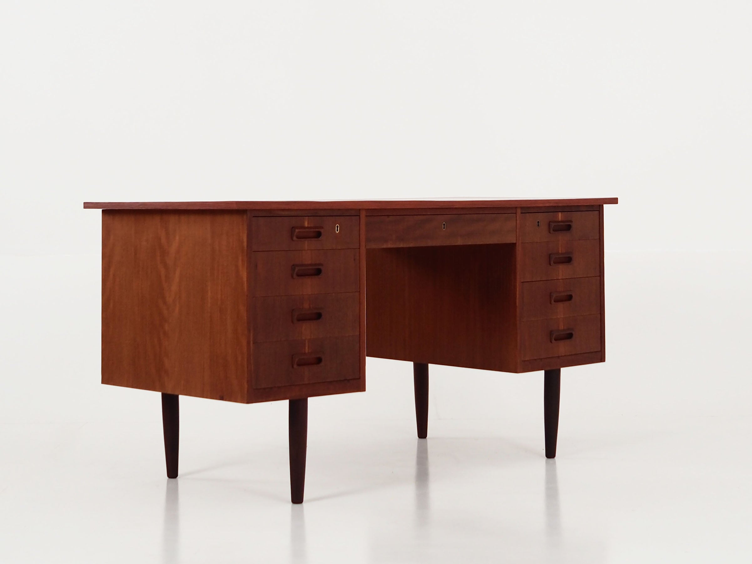Teak_desk,_Danish_design,_1970s,_production:_Denmark