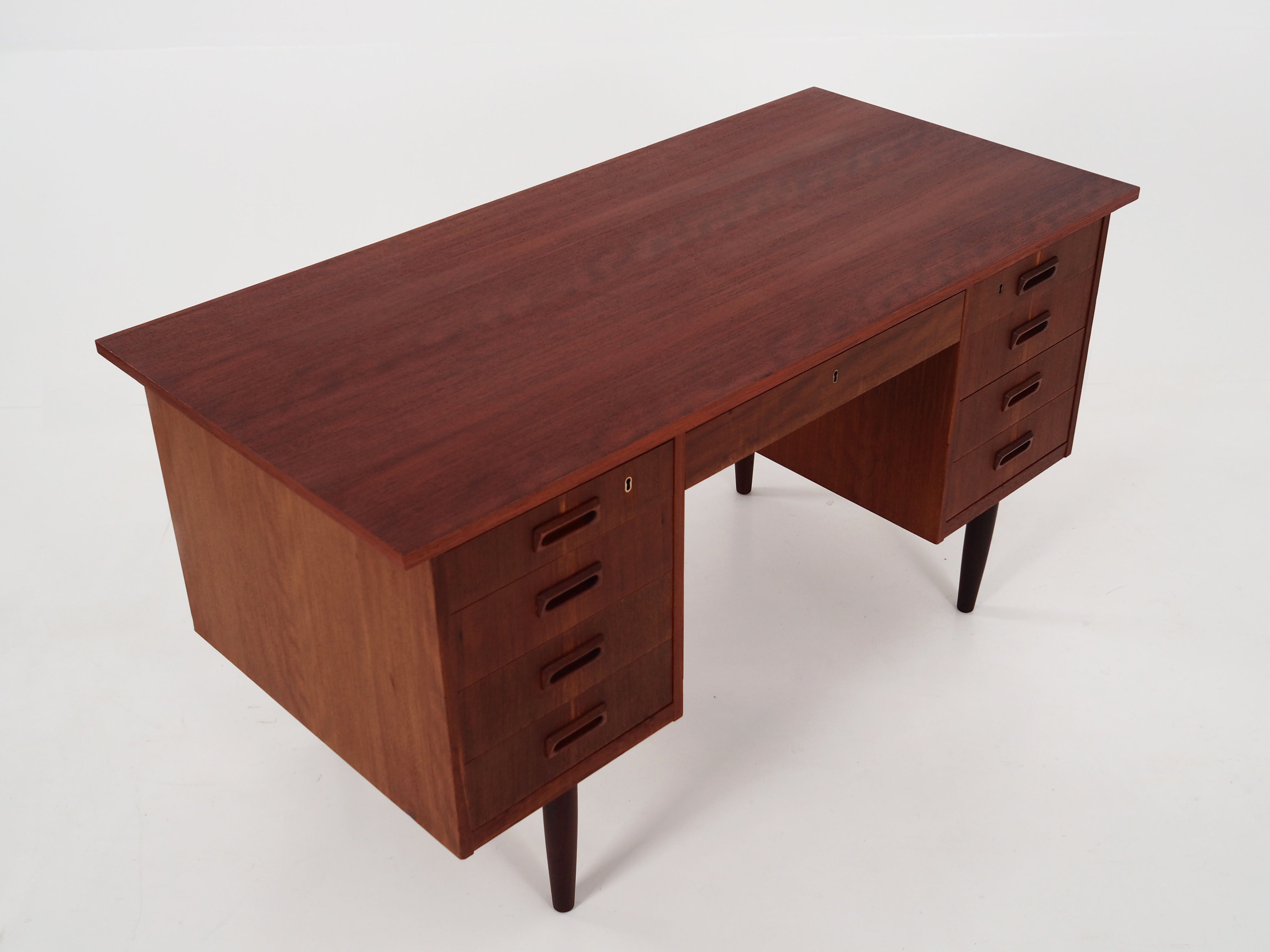 Teak_desk,_Danish_design,_1970s,_production:_Denmark