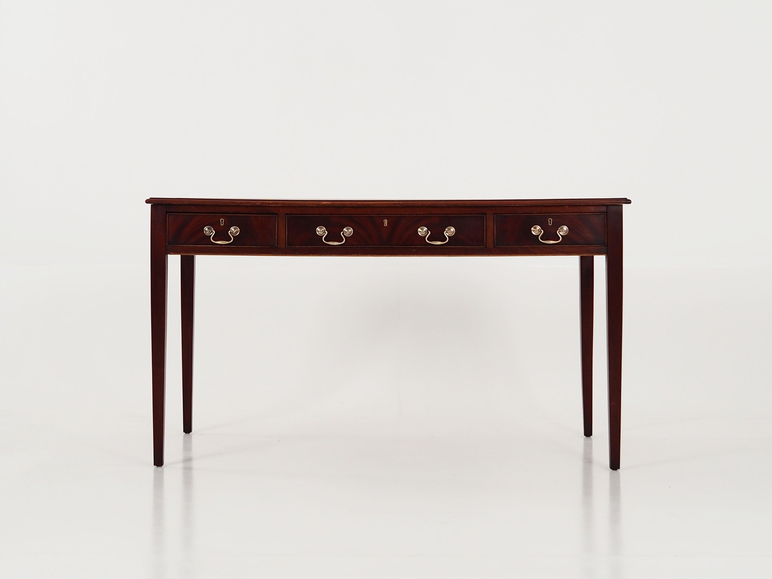 Mahogany_desk,_Danish_design,_1970s,_production:_Denmark