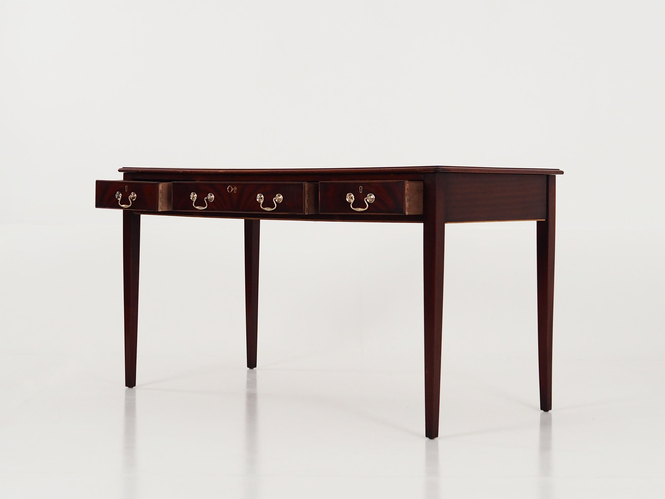 Mahogany_desk,_Danish_design,_1970s,_production:_Denmark