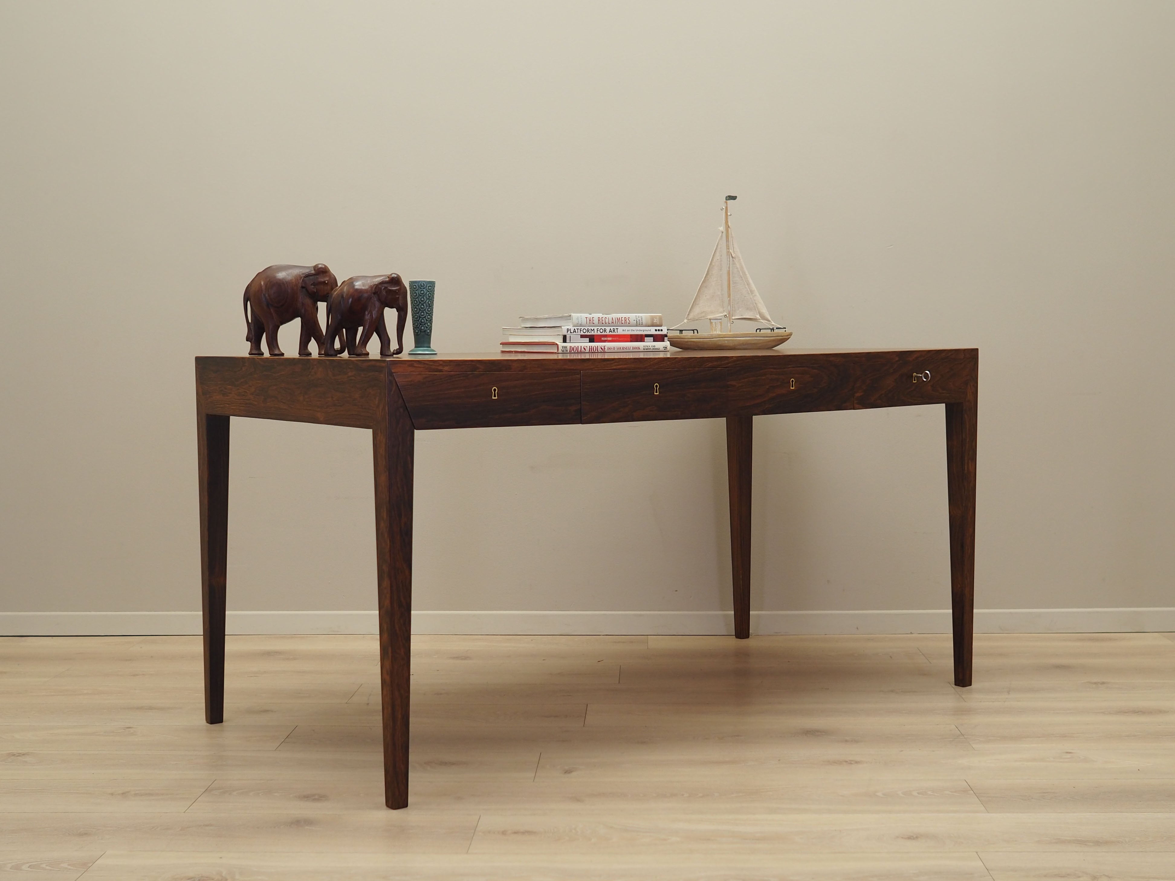 Rosewood_desk,_Danish_design,_1960s,_designer:_Severin_Hansen,_production:_Haslev_Møbelsnedkeri