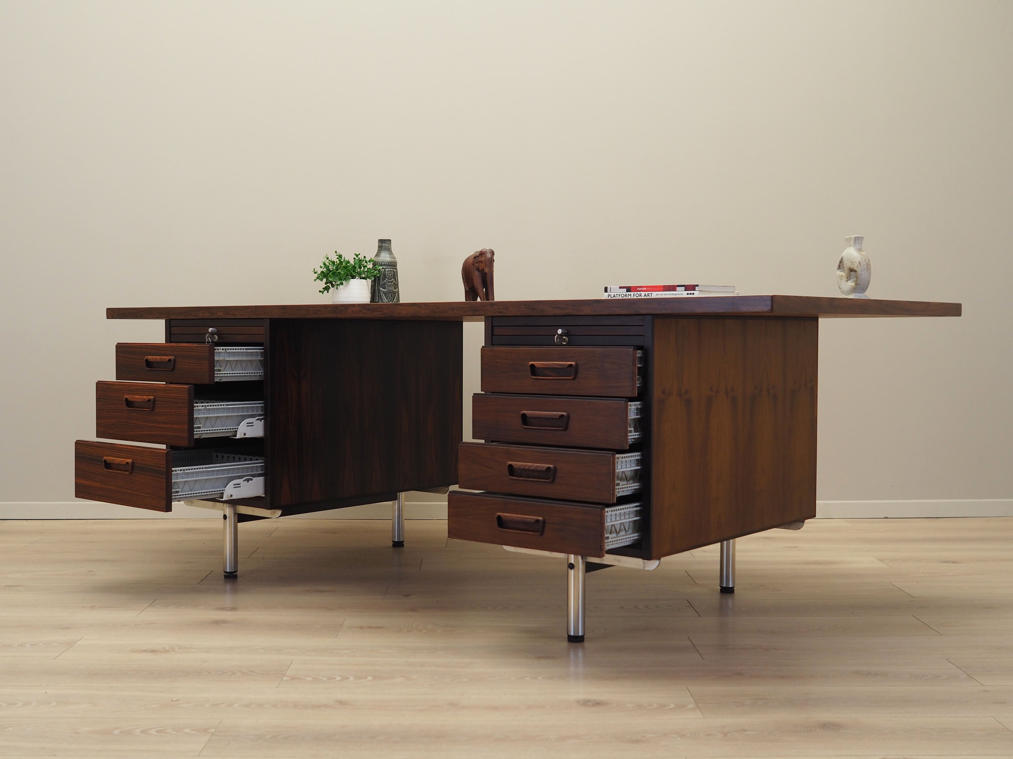 Rosewood_desk,_Danish_design,_1970s,_manufacturer:_Duba_Møbelindustri