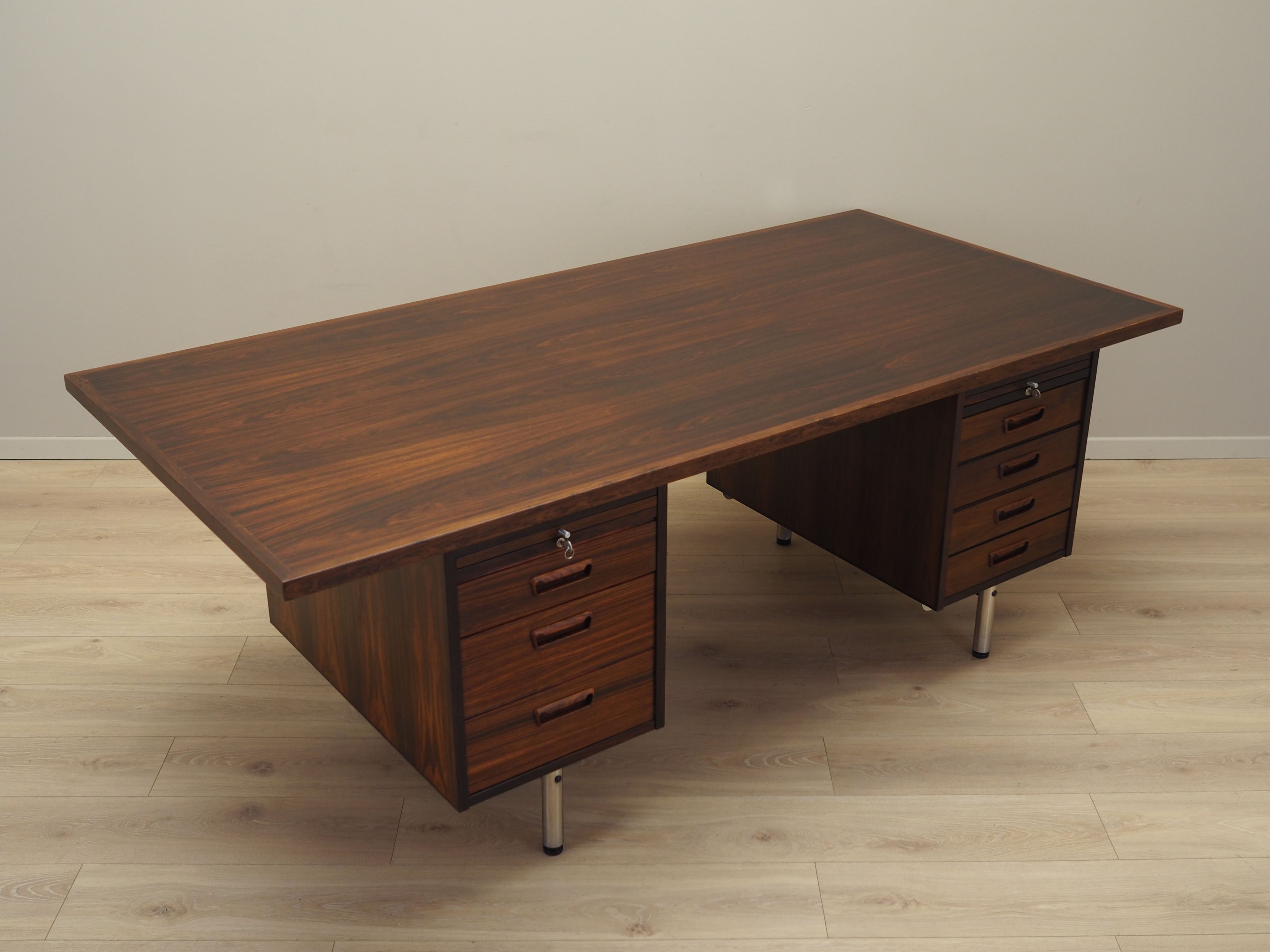 Rosewood_desk,_Danish_design,_1970s,_manufacturer:_Duba_Møbelindustri