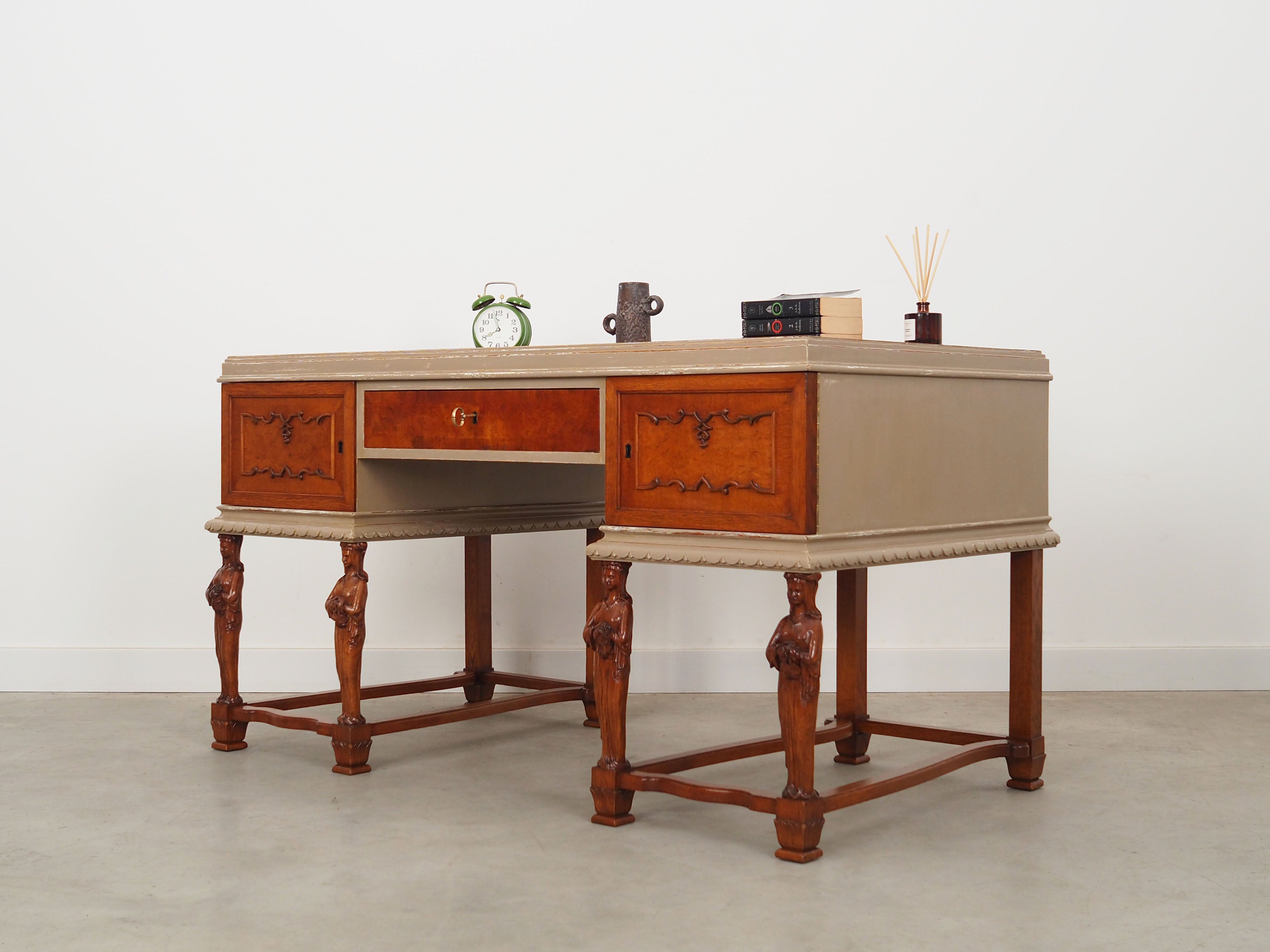 Oak_desk,_Danish_design,_1950s,_production:_Denmark