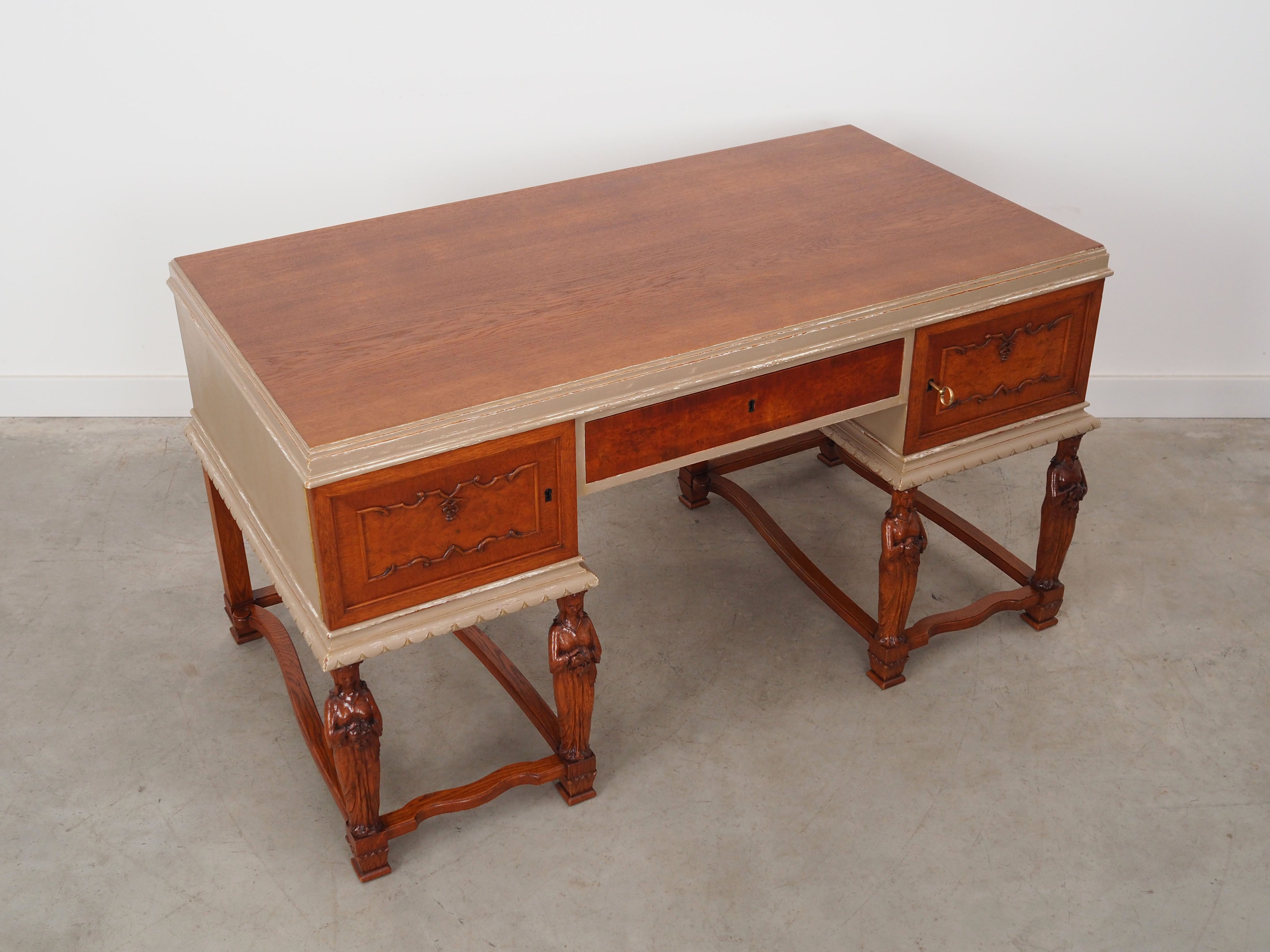Oak_desk,_Danish_design,_1950s,_production:_Denmark