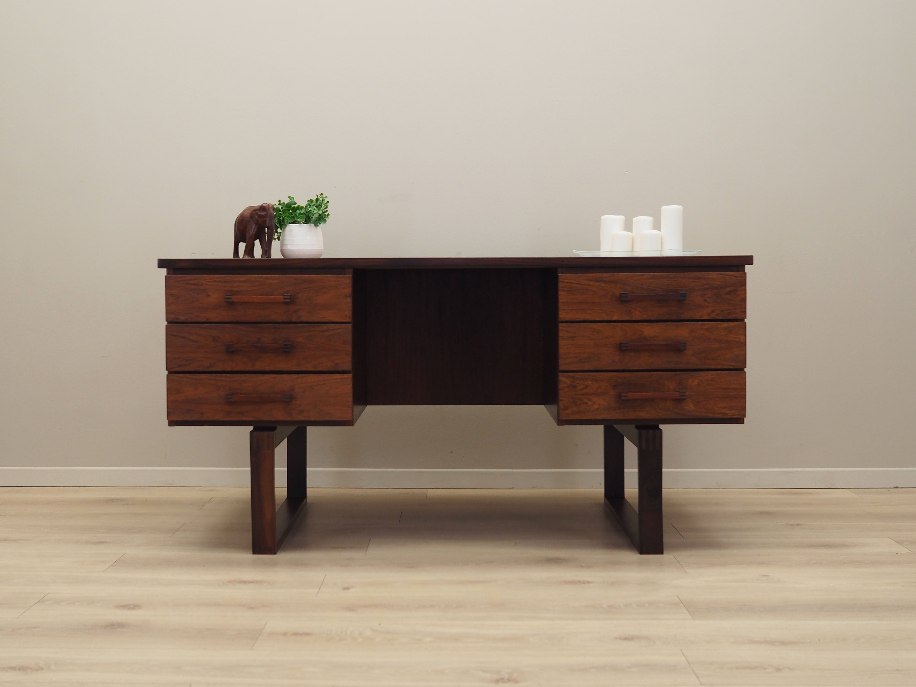 Rosewood_desk,_Danish_design,_1960s,_designer:_Torben_Valeur_&_Henning_Jensen,_manufacturer:_Dyrlund