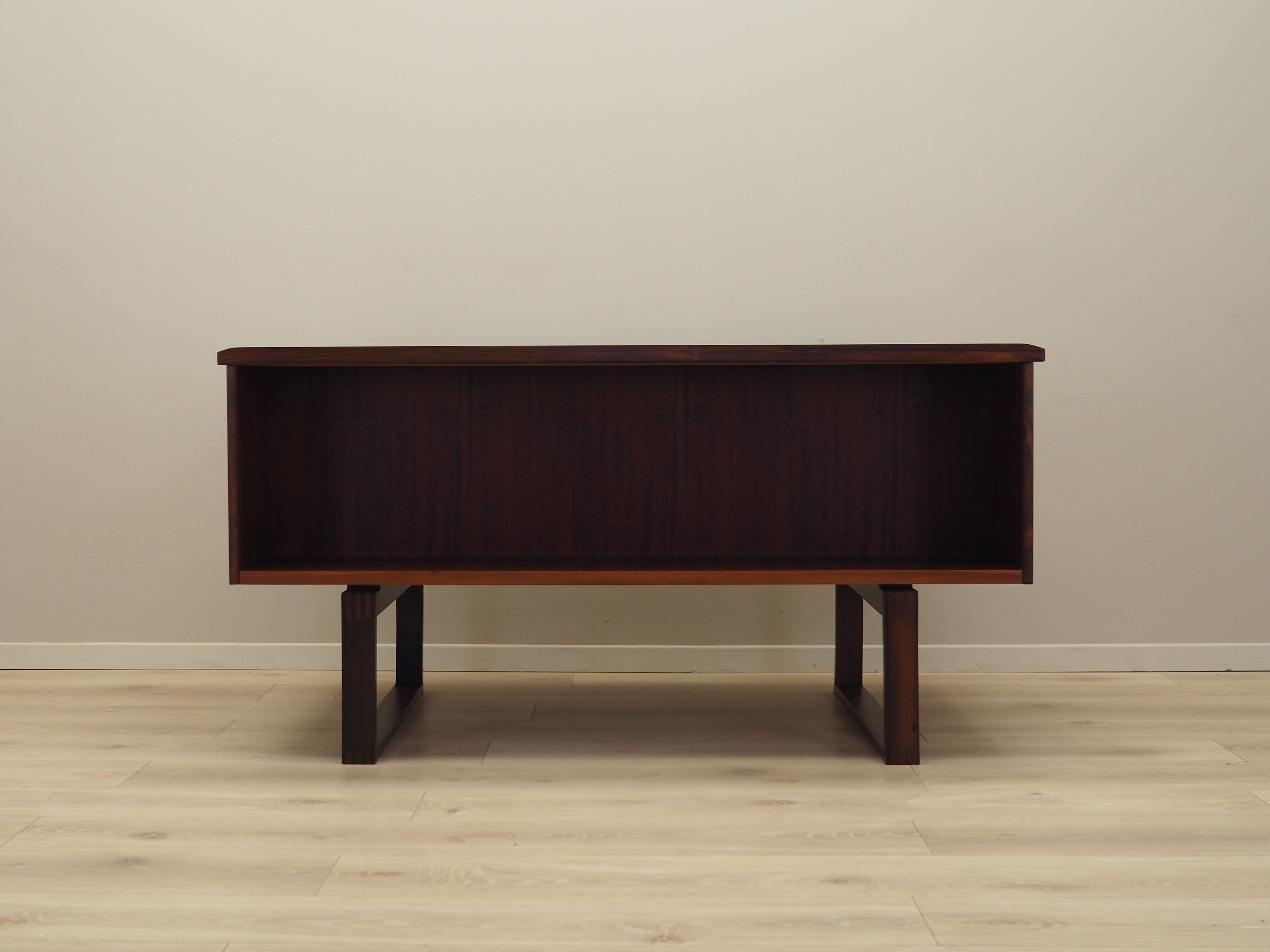 Rosewood_desk,_Danish_design,_1960s,_designer:_Torben_Valeur_&_Henning_Jensen,_manufacturer:_Dyrlund