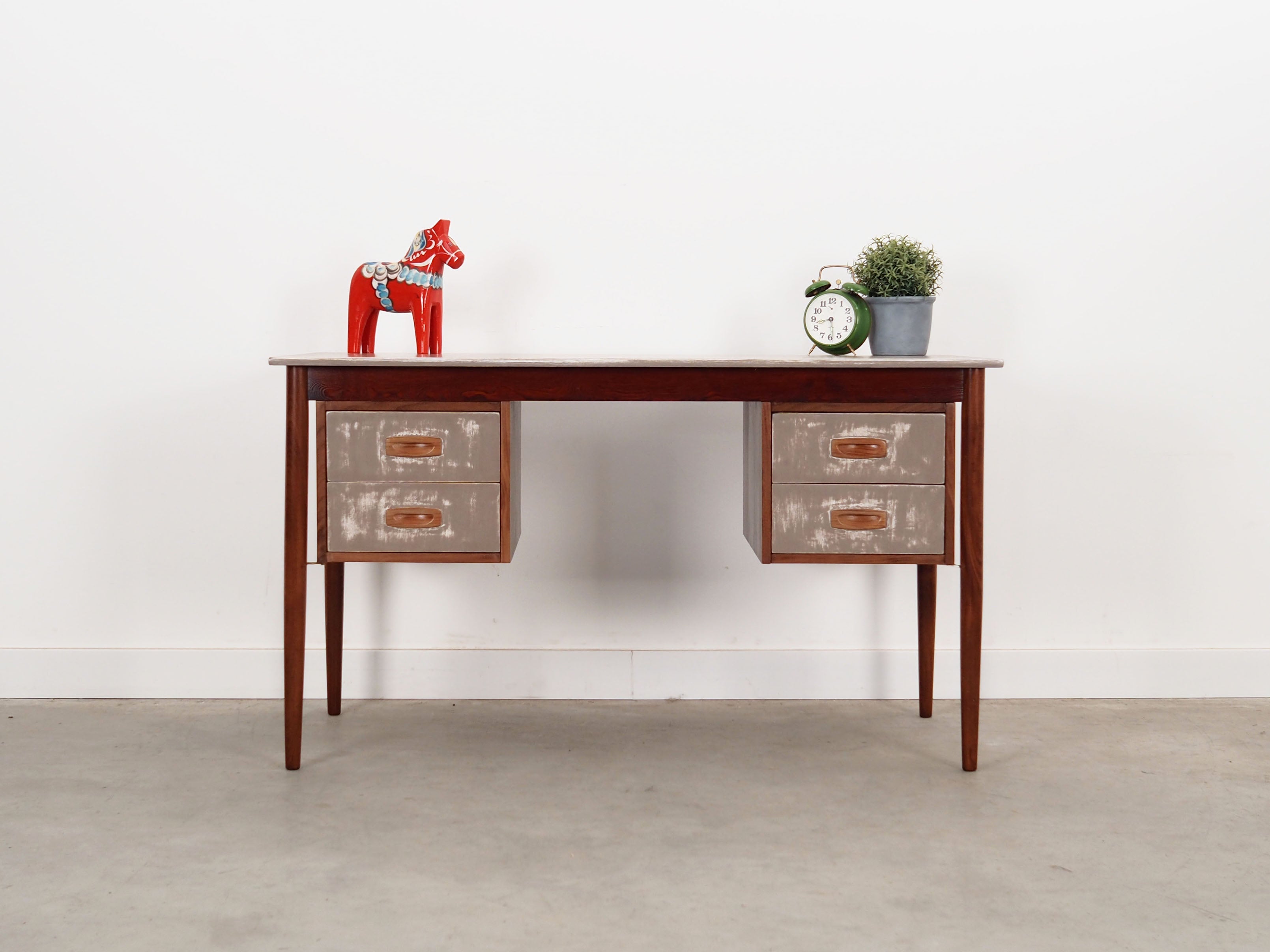Teak_desk,_Danish_design,_1960s,_production:_Denmark