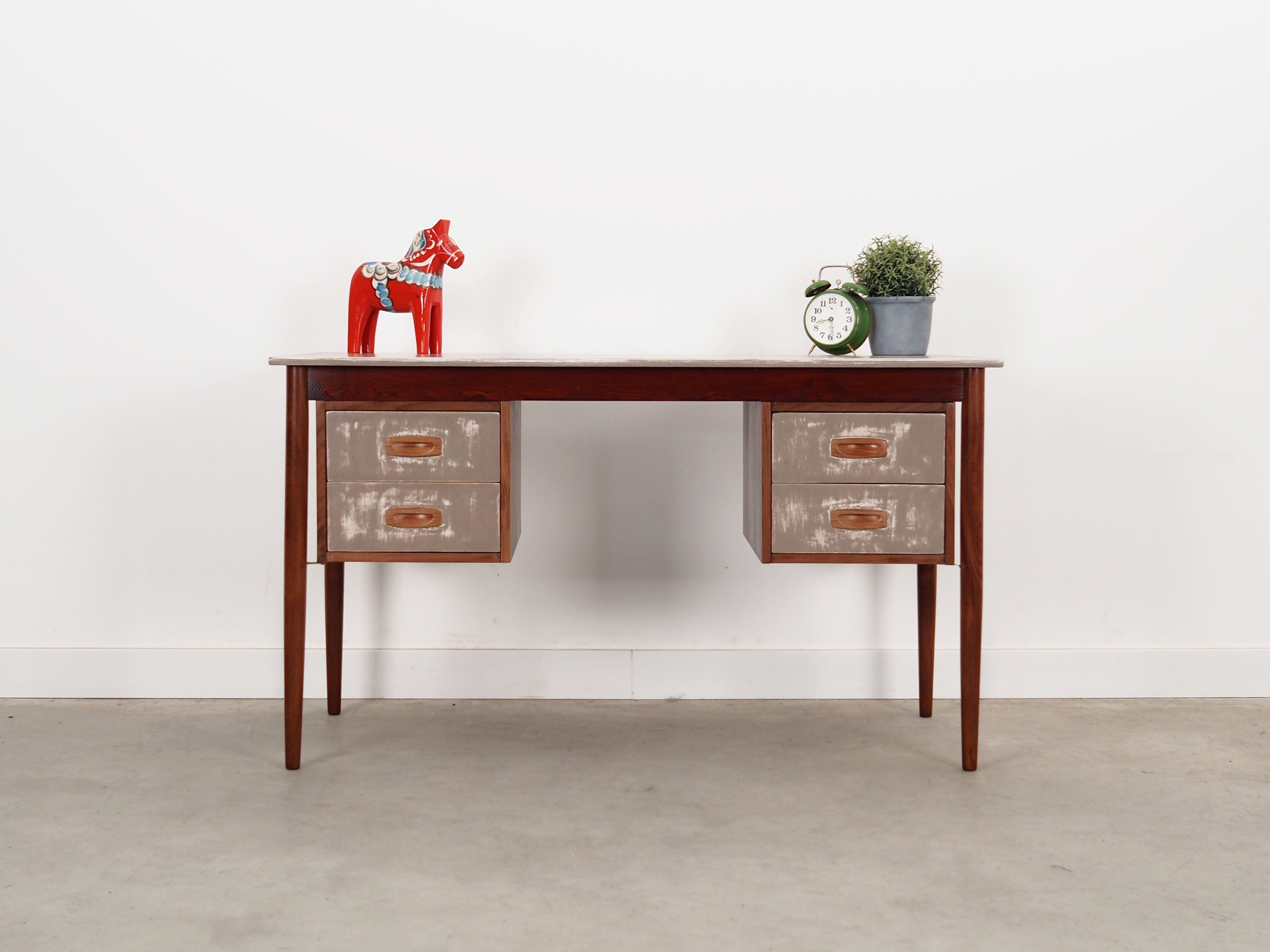 Teak_desk,_Danish_design,_1960s,_production:_Denmark