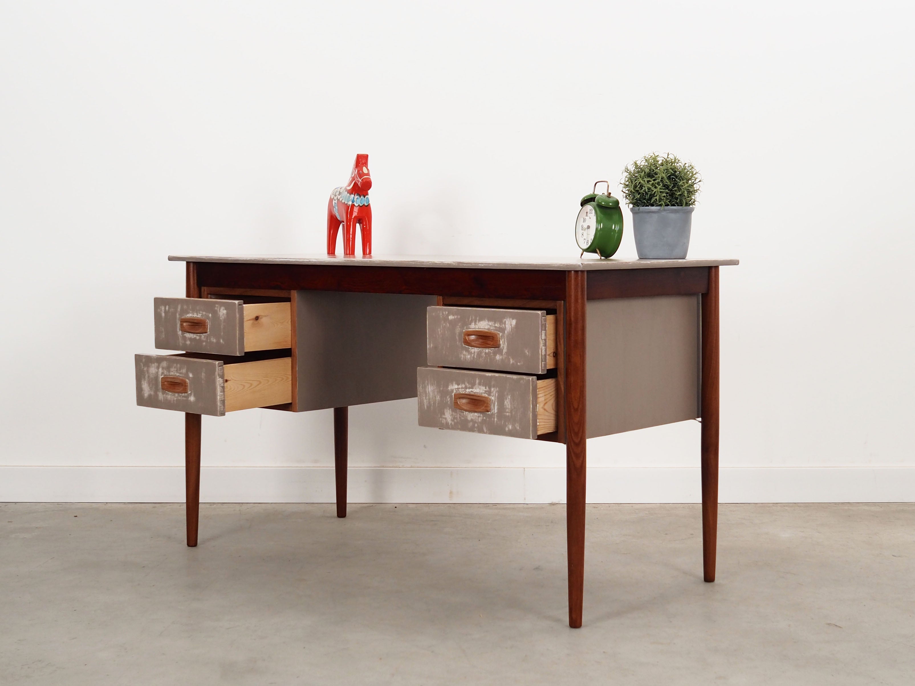 Teak_desk,_Danish_design,_1960s,_production:_Denmark