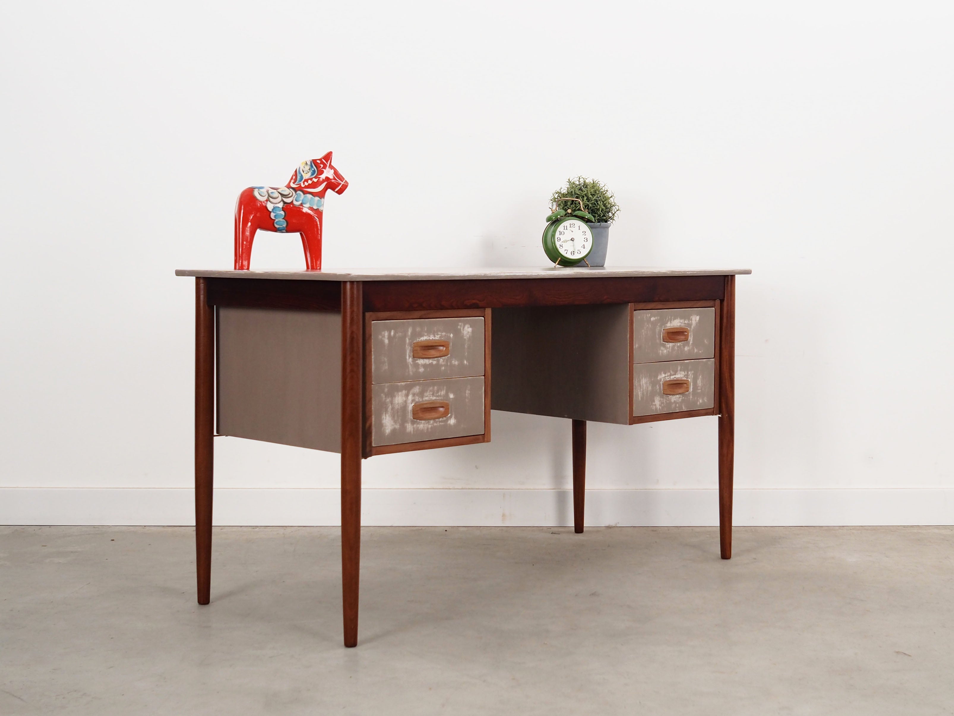 Teak_desk,_Danish_design,_1960s,_production:_Denmark