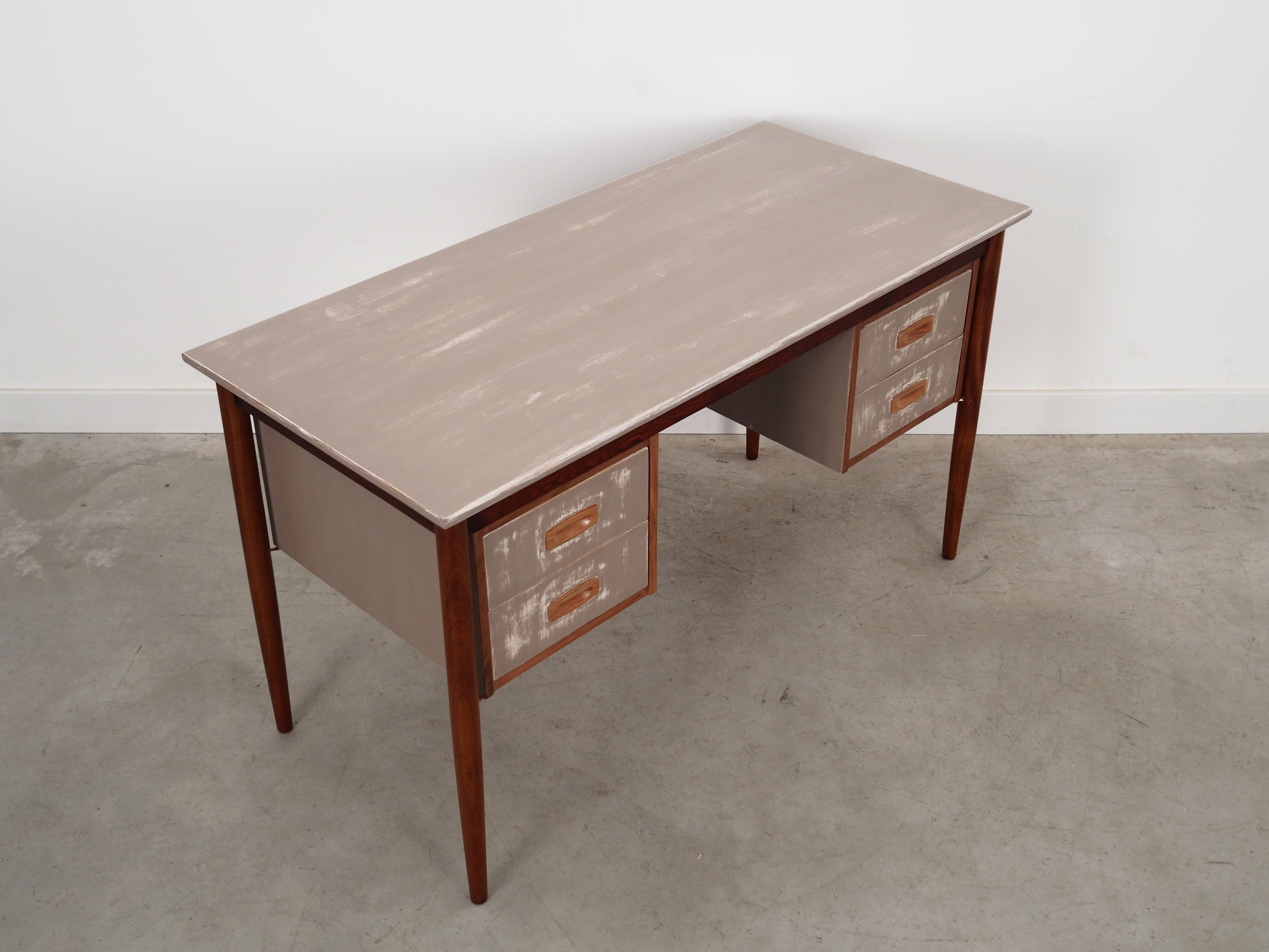 Teak_desk,_Danish_design,_1960s,_production:_Denmark
