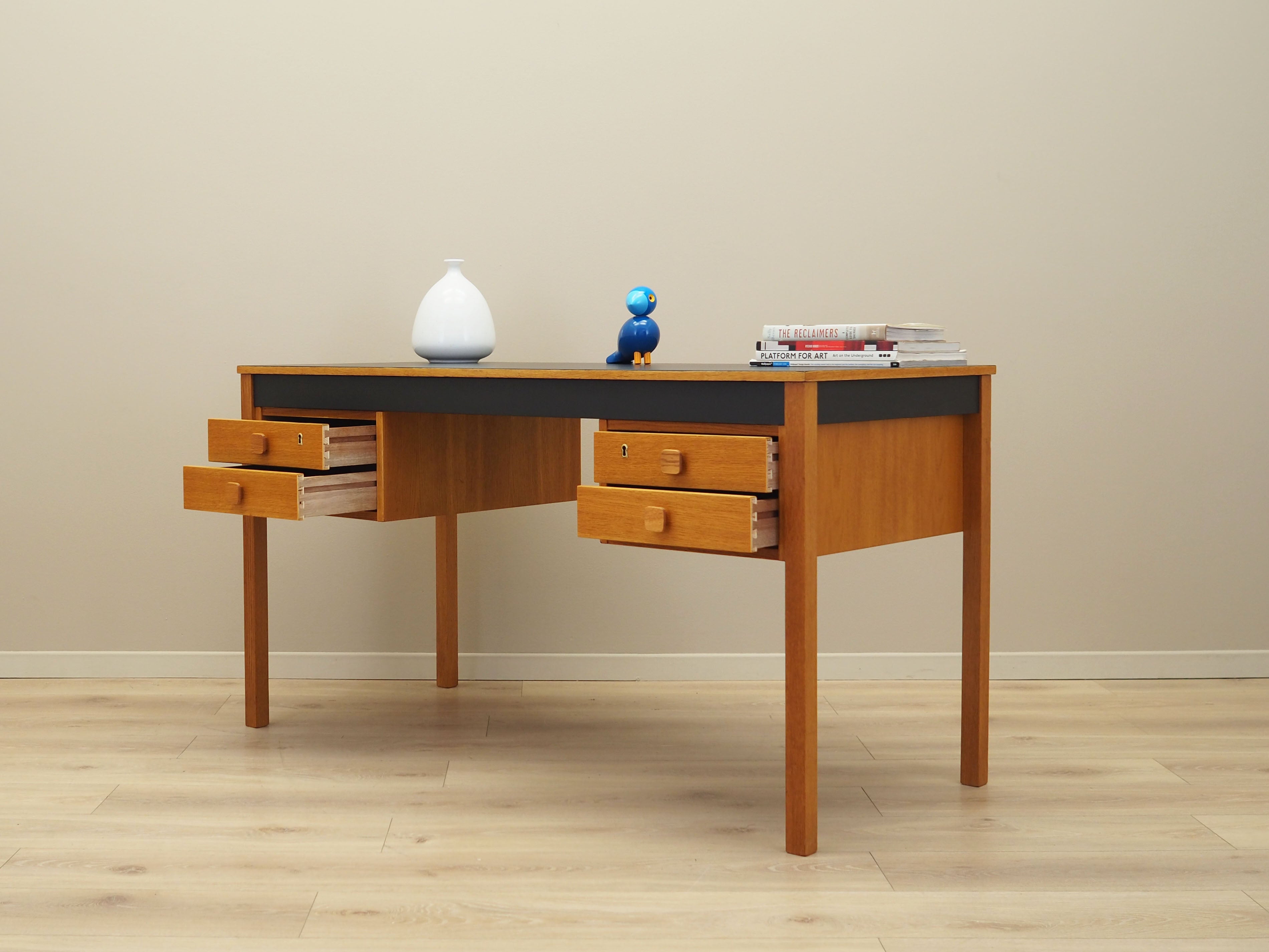 Ash_desk,_Danish_design,_1970s,_production:_Denmark