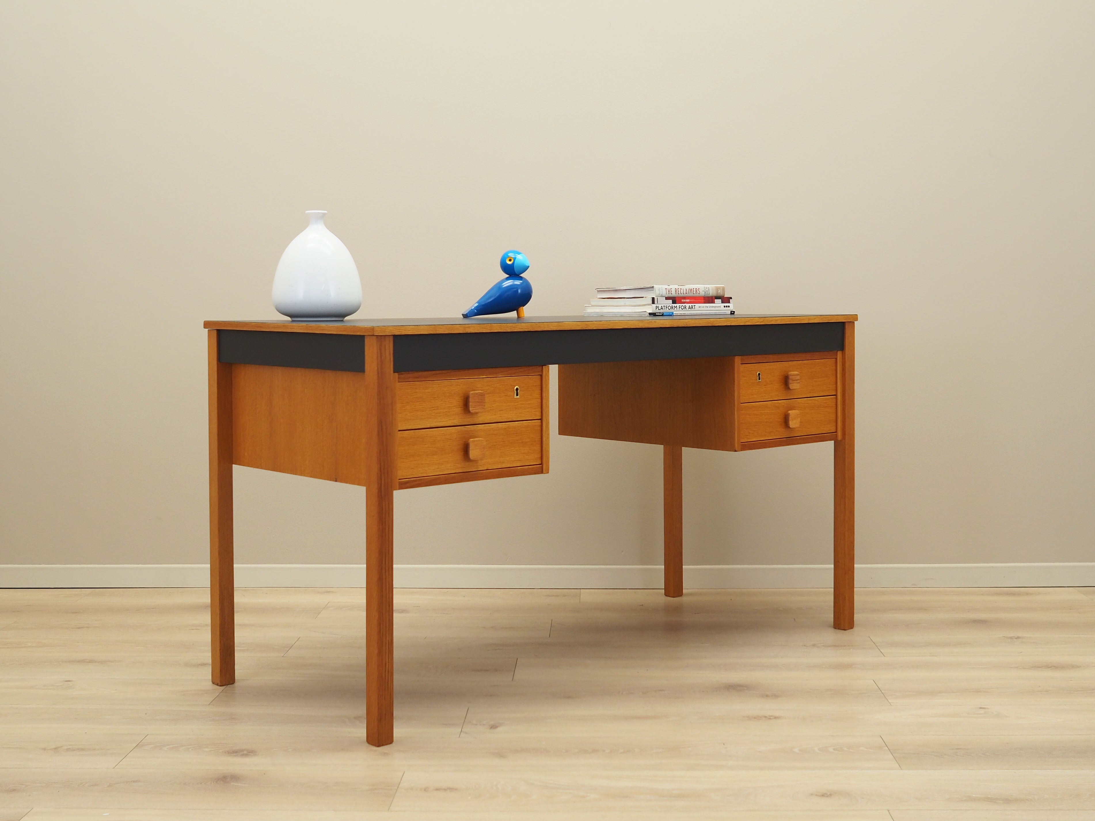 Ash_desk,_Danish_design,_1970s,_production:_Denmark