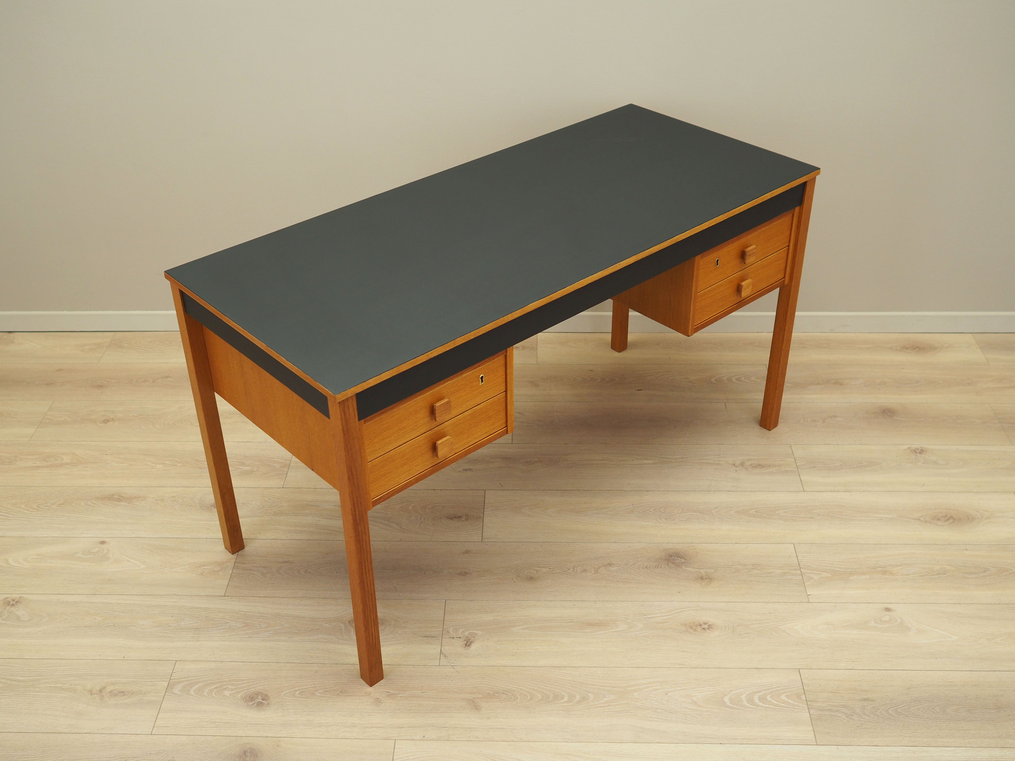Ash_desk,_Danish_design,_1970s,_production:_Denmark