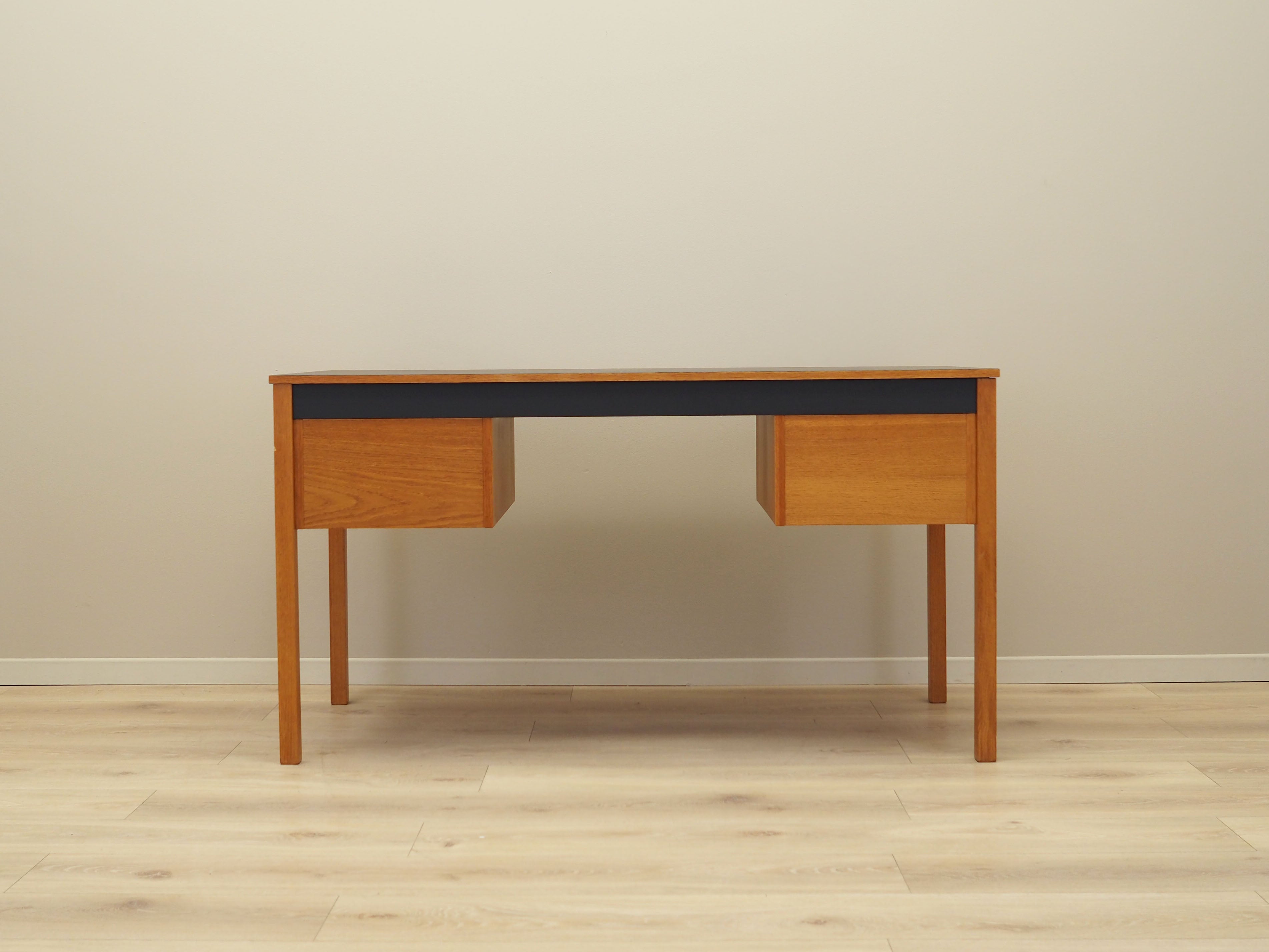 Ash_desk,_Danish_design,_1970s,_production:_Denmark