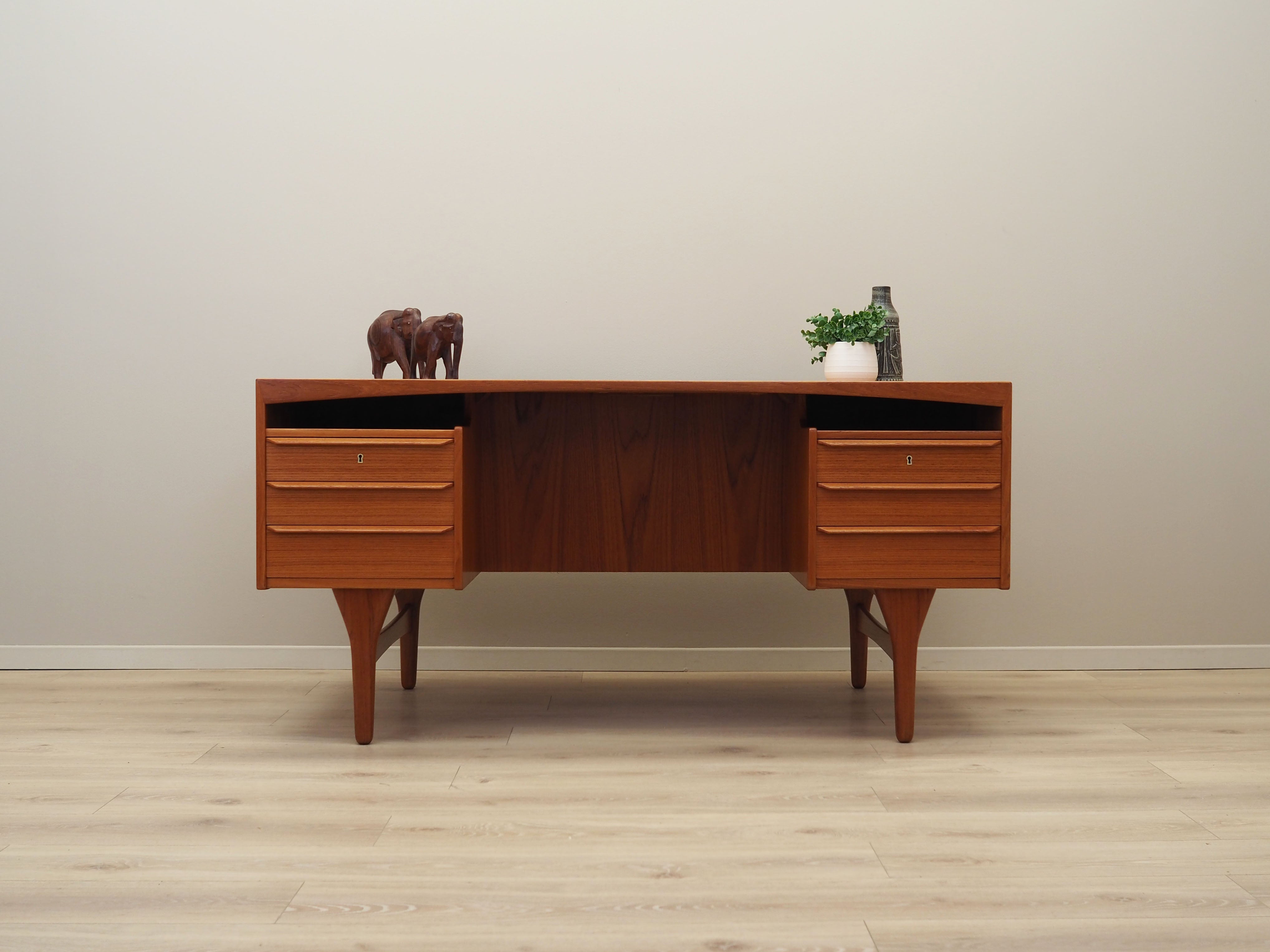 Teak_desk,_Danish_design,_1960s,_designer:_Vald_Mortensen,_production:_Odense