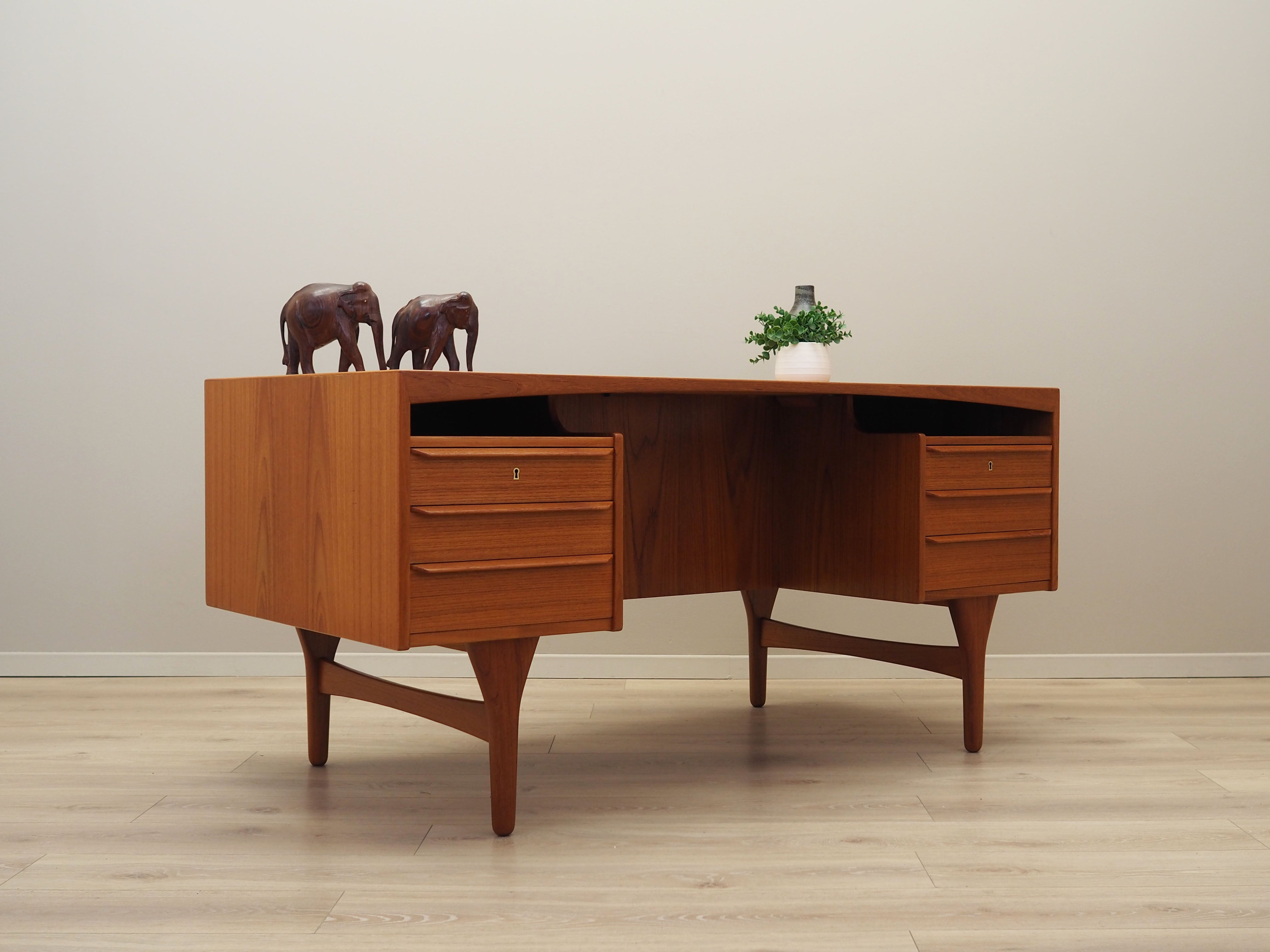 Teak_desk,_Danish_design,_1960s,_designer:_Vald_Mortensen,_production:_Odense
