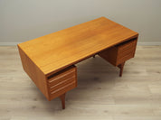 Teak_desk,_Danish_design,_1960s,_designer:_Vald_Mortensen,_production:_Odense