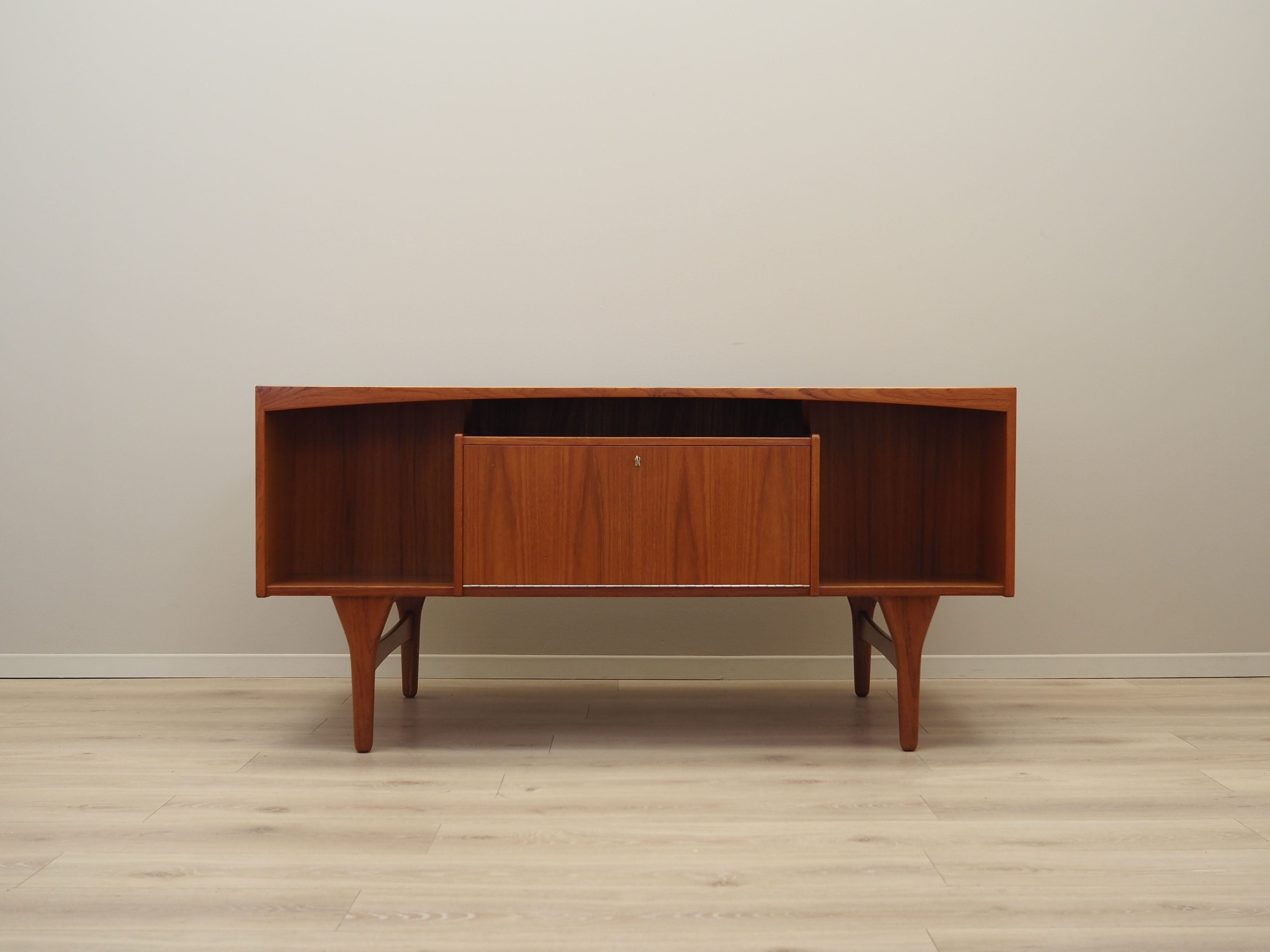 Teak_desk,_Danish_design,_1960s,_designer:_Vald_Mortensen,_production:_Odense