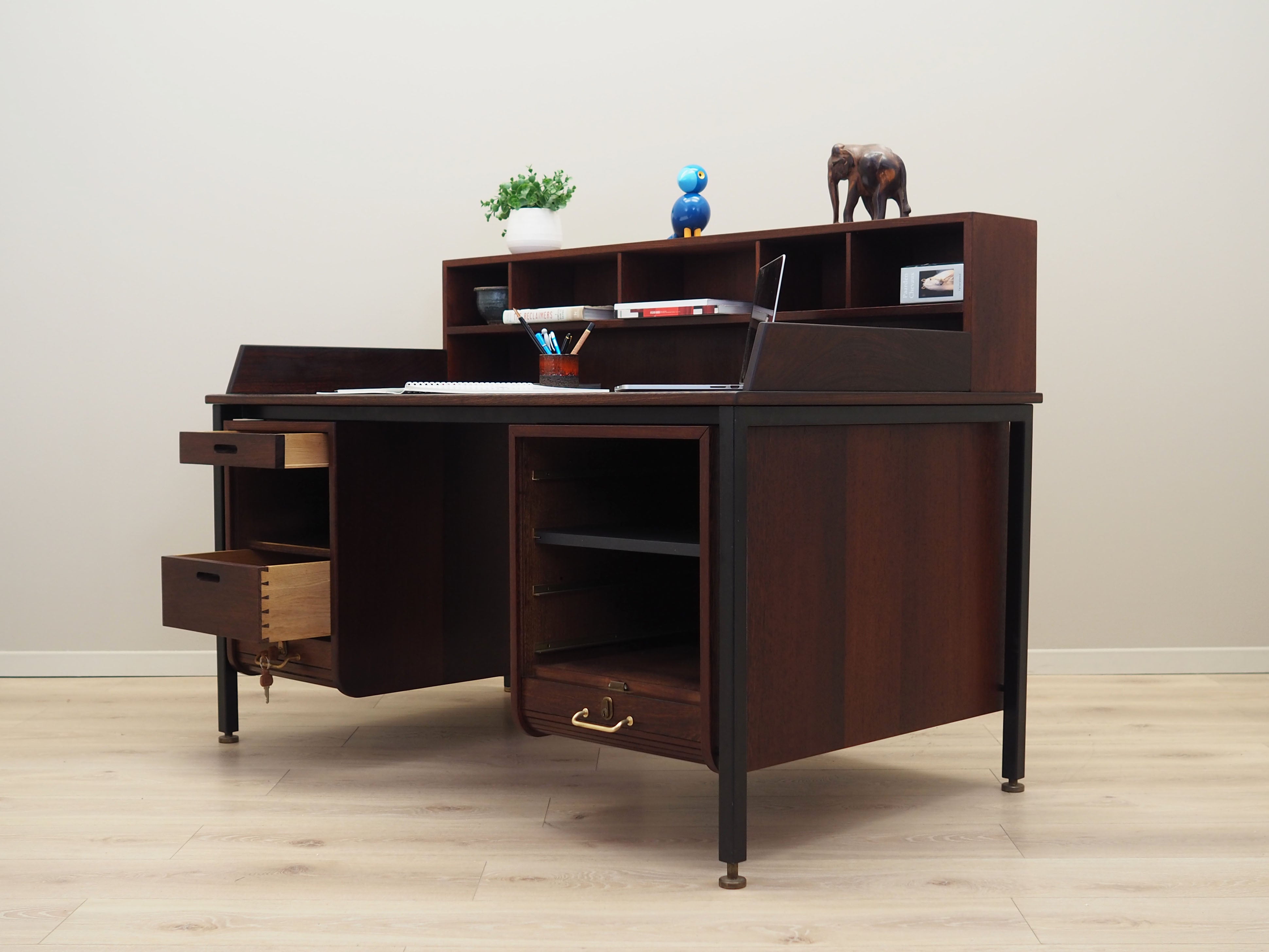 Oak_desk,_Danish_design,_1970s,_production:_Denmark