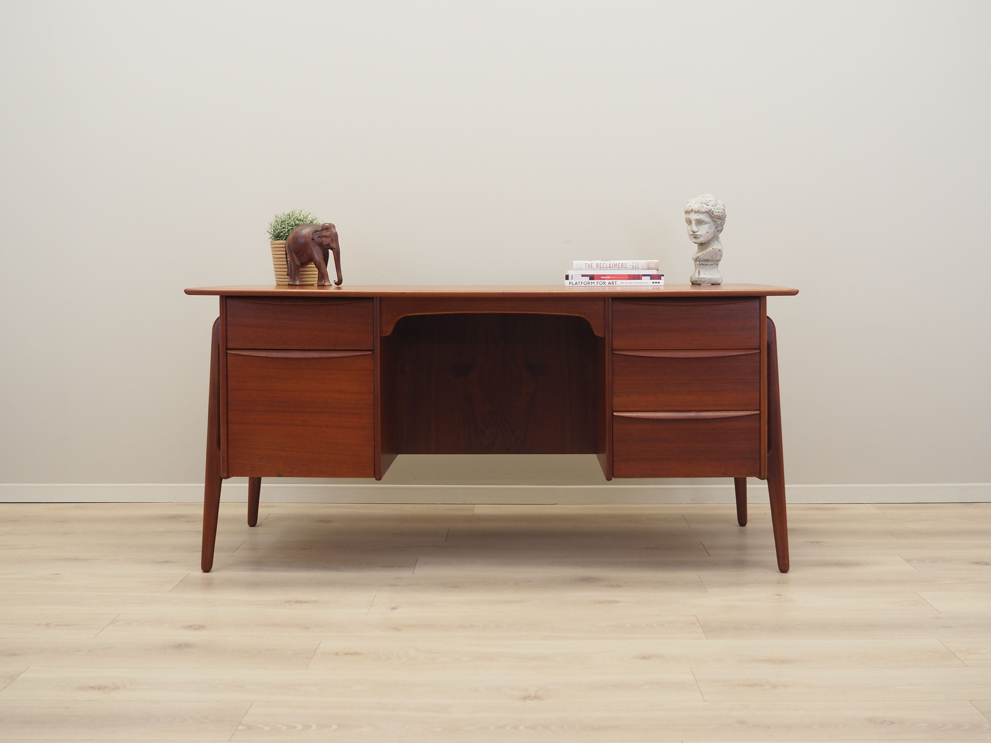 Teak_desk,_Danish_design,_1960s,_designer:_Svend_Age_Madsen