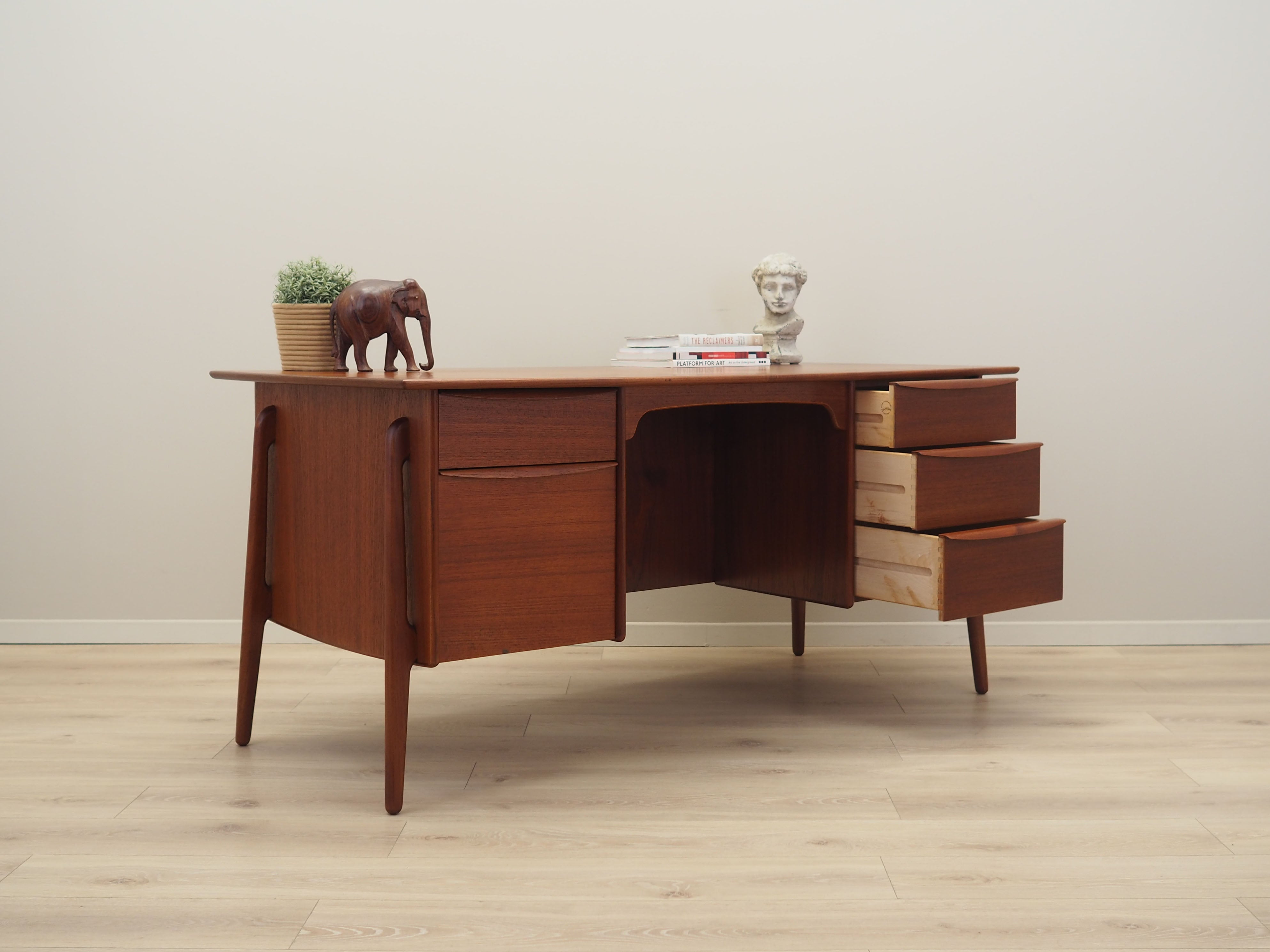 Teak_desk,_Danish_design,_1960s,_designer:_Svend_Age_Madsen