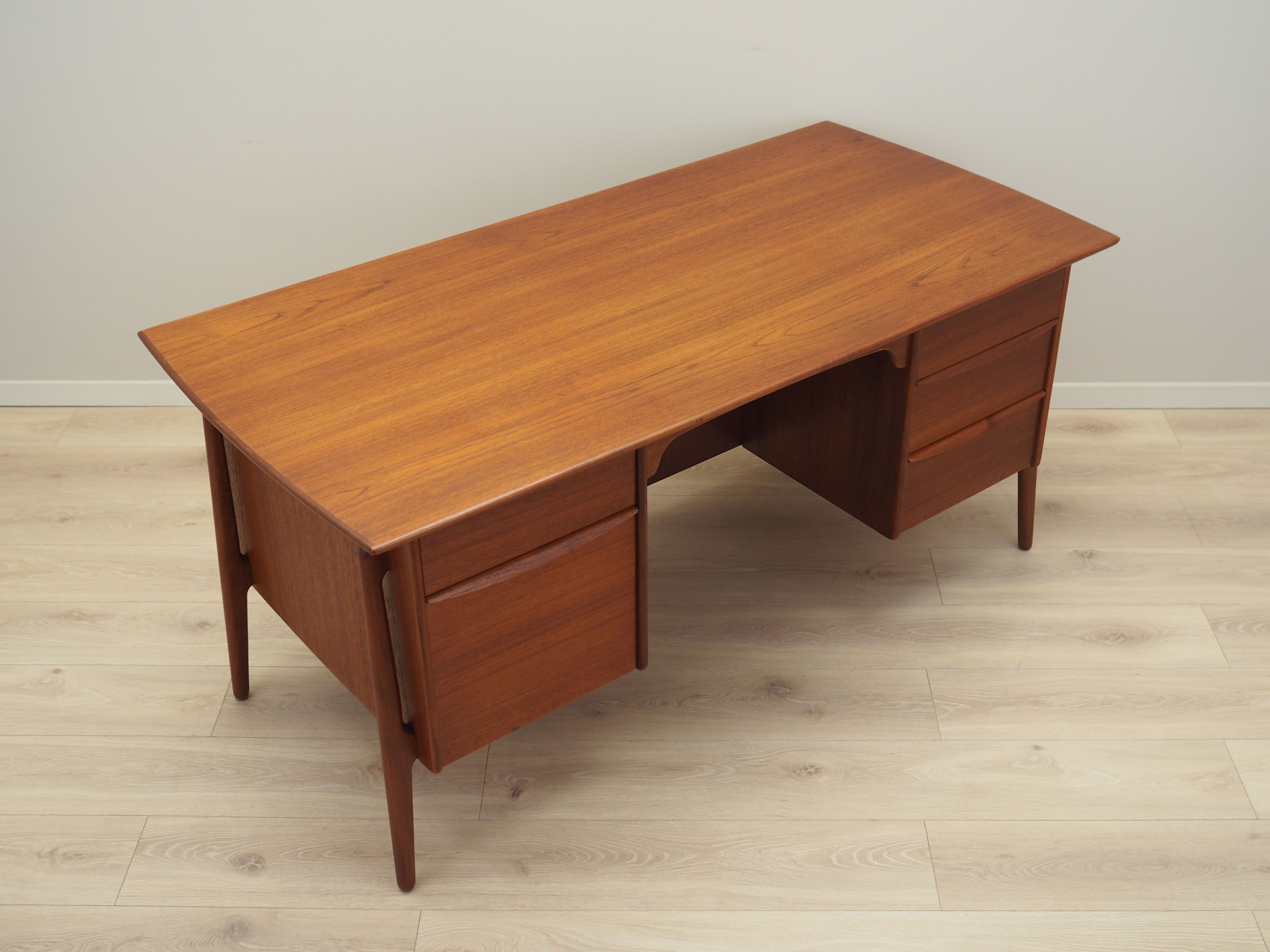 Teak_desk,_Danish_design,_1960s,_designer:_Svend_Age_Madsen