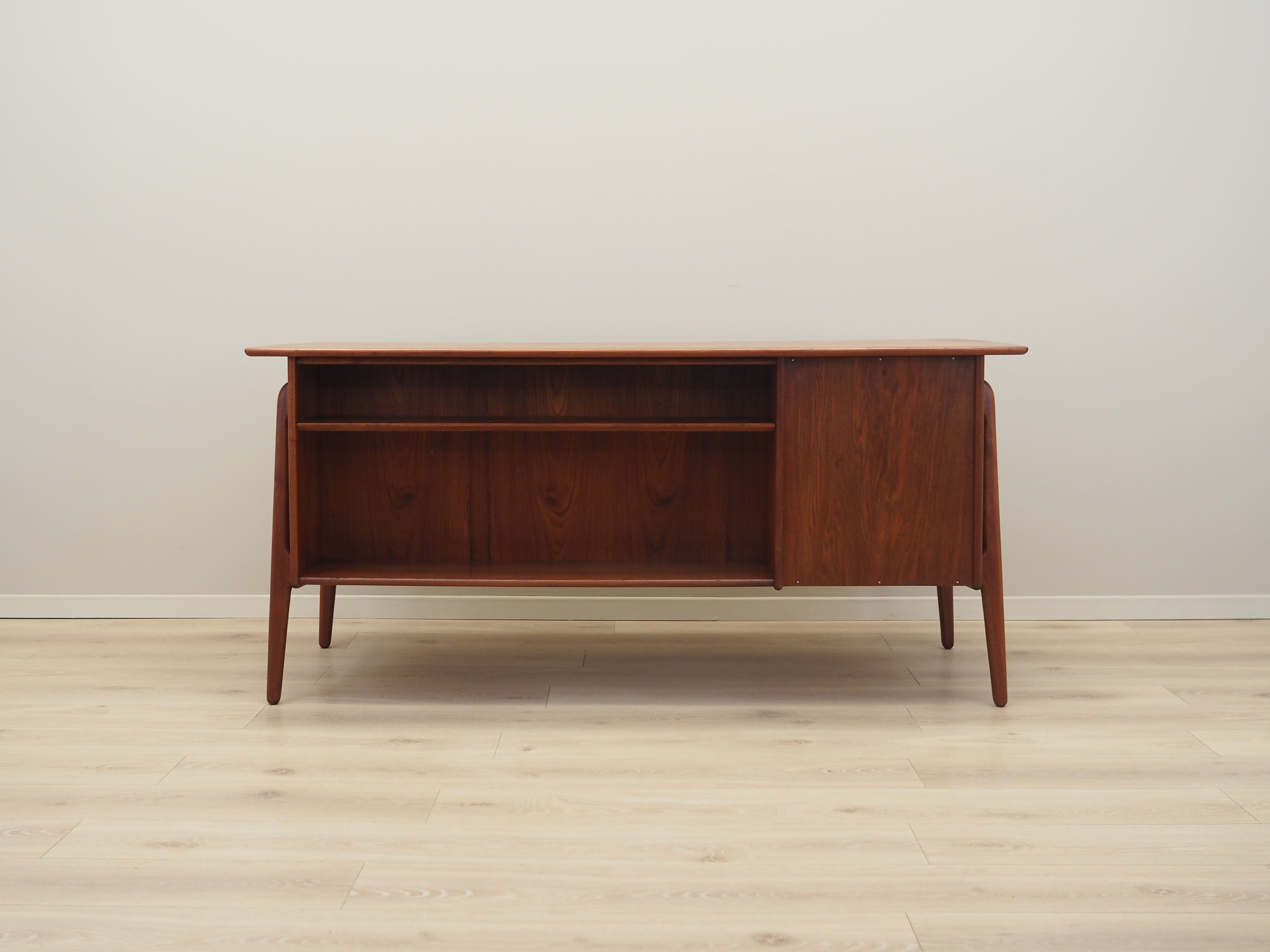 Teak_desk,_Danish_design,_1960s,_designer:_Svend_Age_Madsen