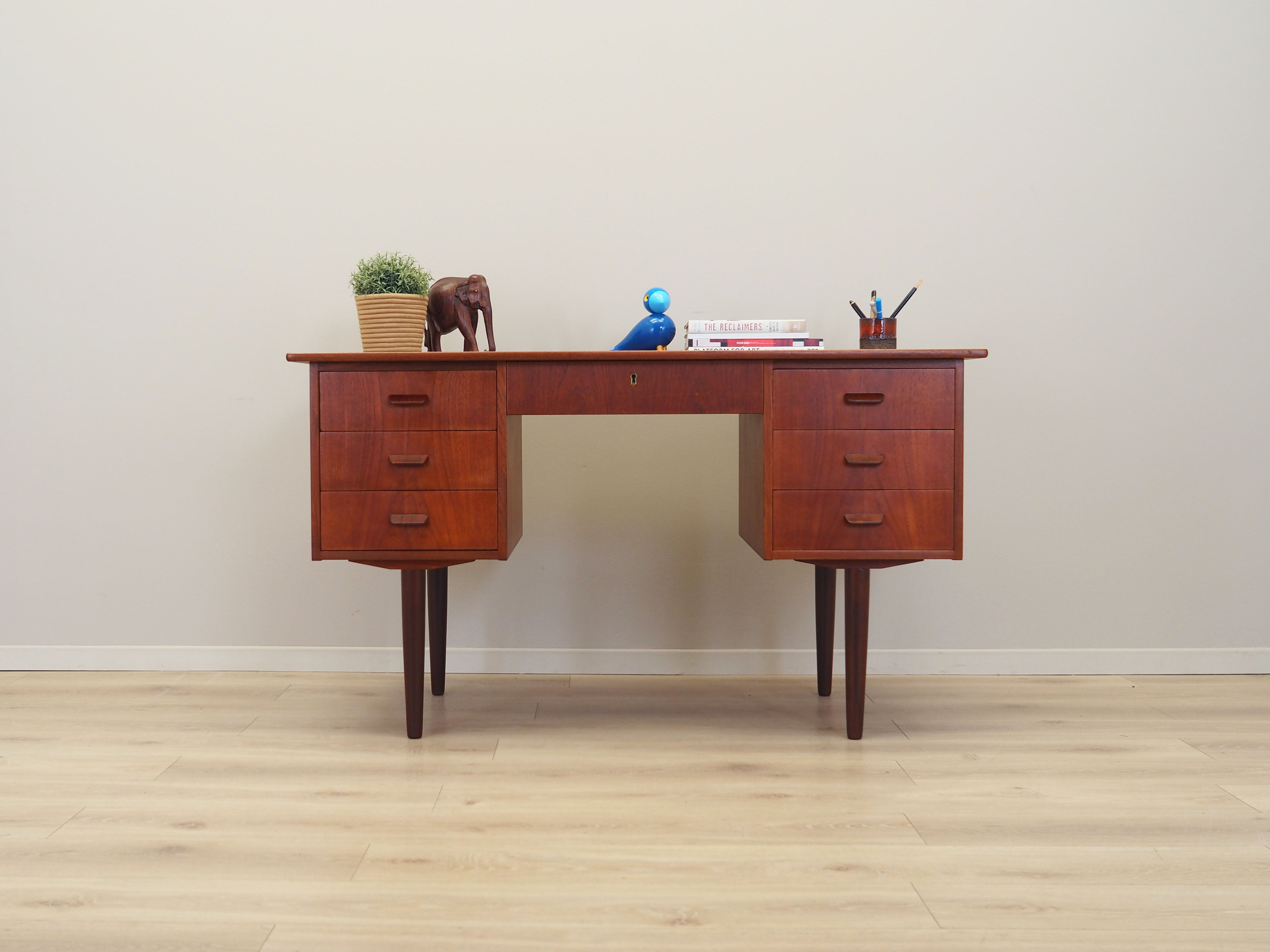 Teak_desk,_Danish_design,_1970s,_production:_Denmark