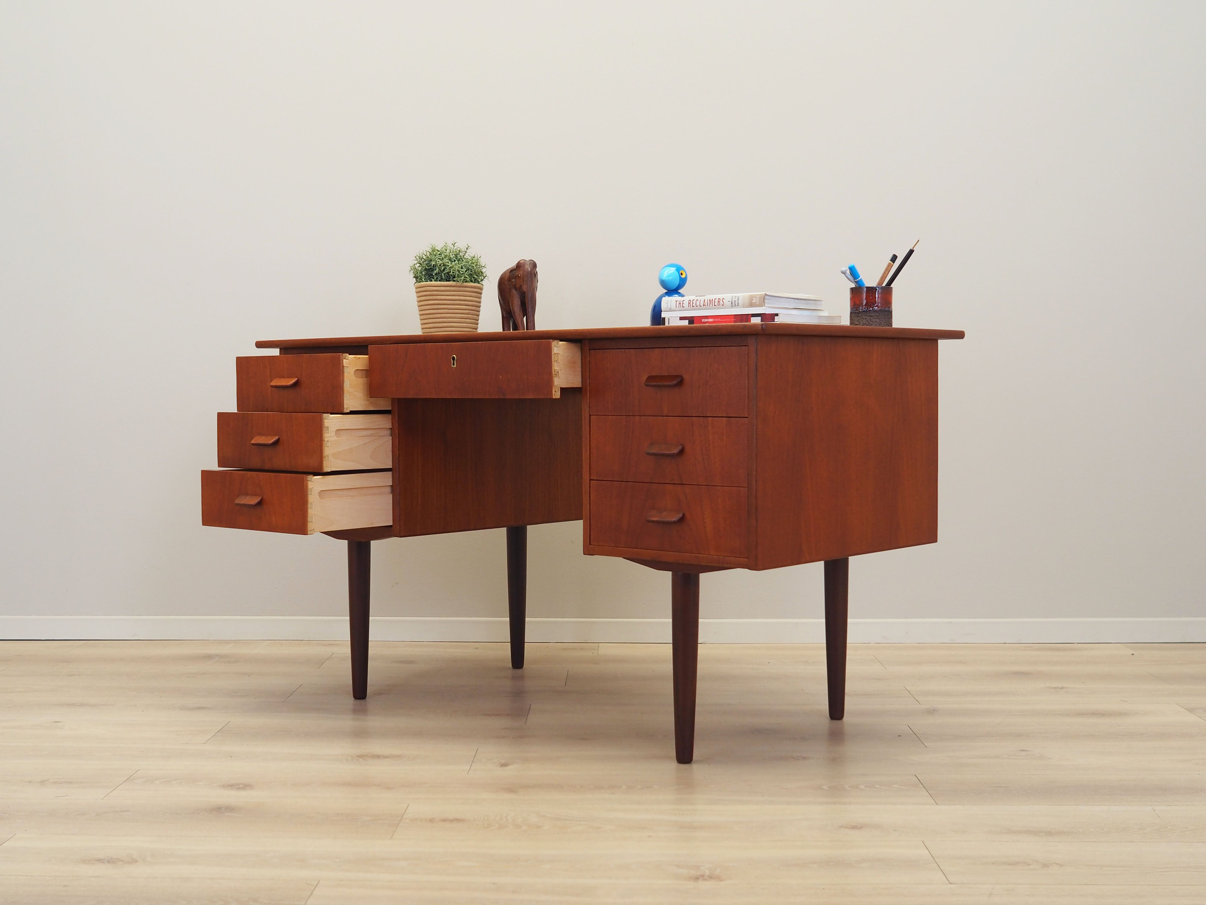 Teak_desk,_Danish_design,_1970s,_production:_Denmark