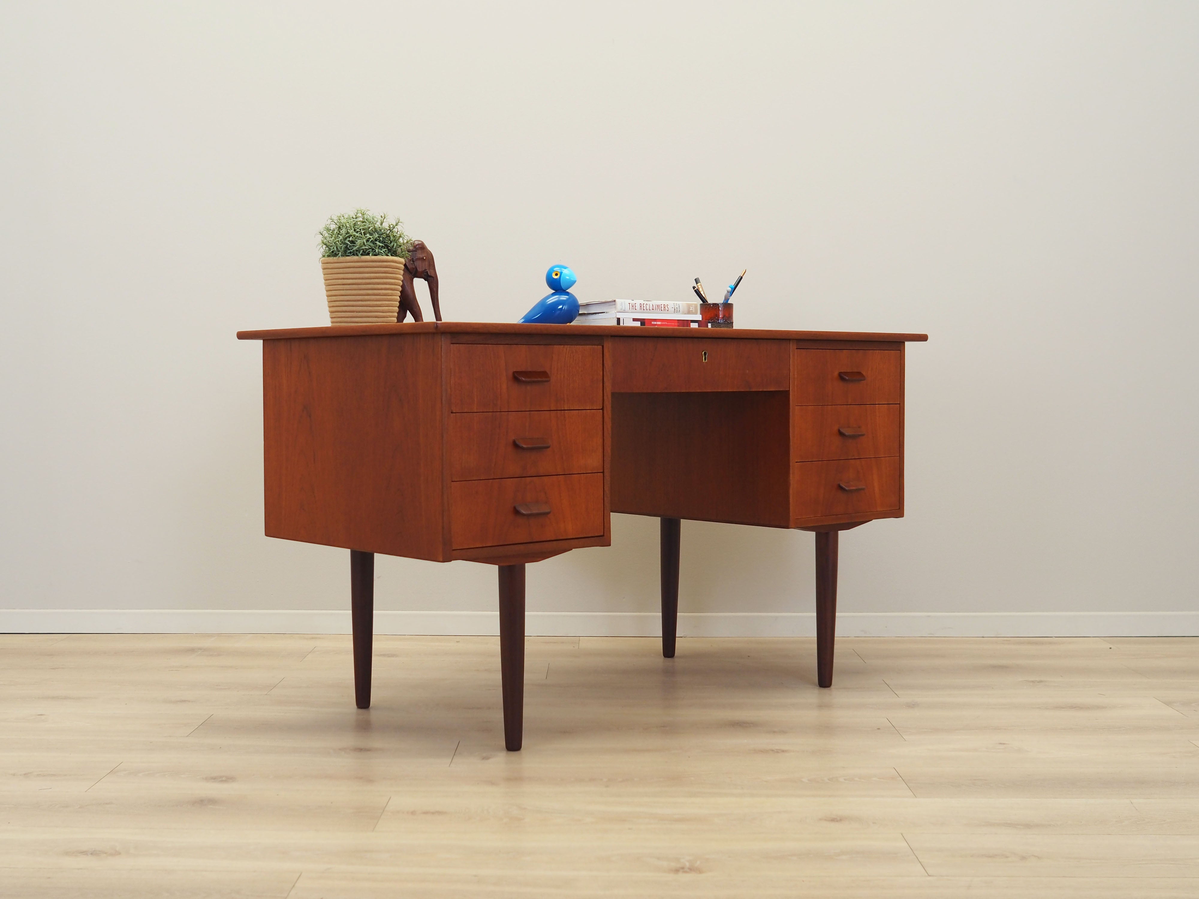 Teak_desk,_Danish_design,_1970s,_production:_Denmark