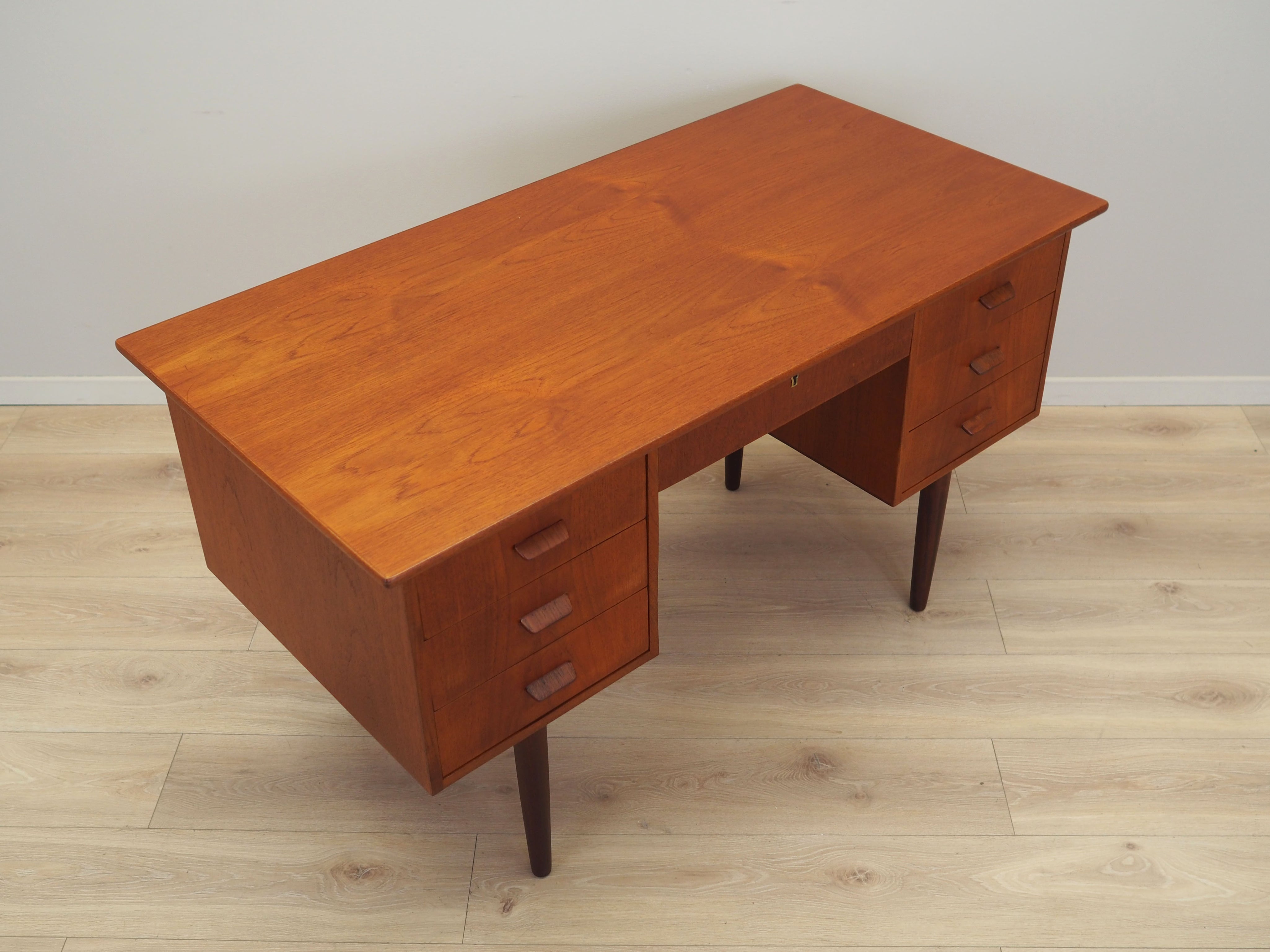 Teak_desk,_Danish_design,_1970s,_production:_Denmark