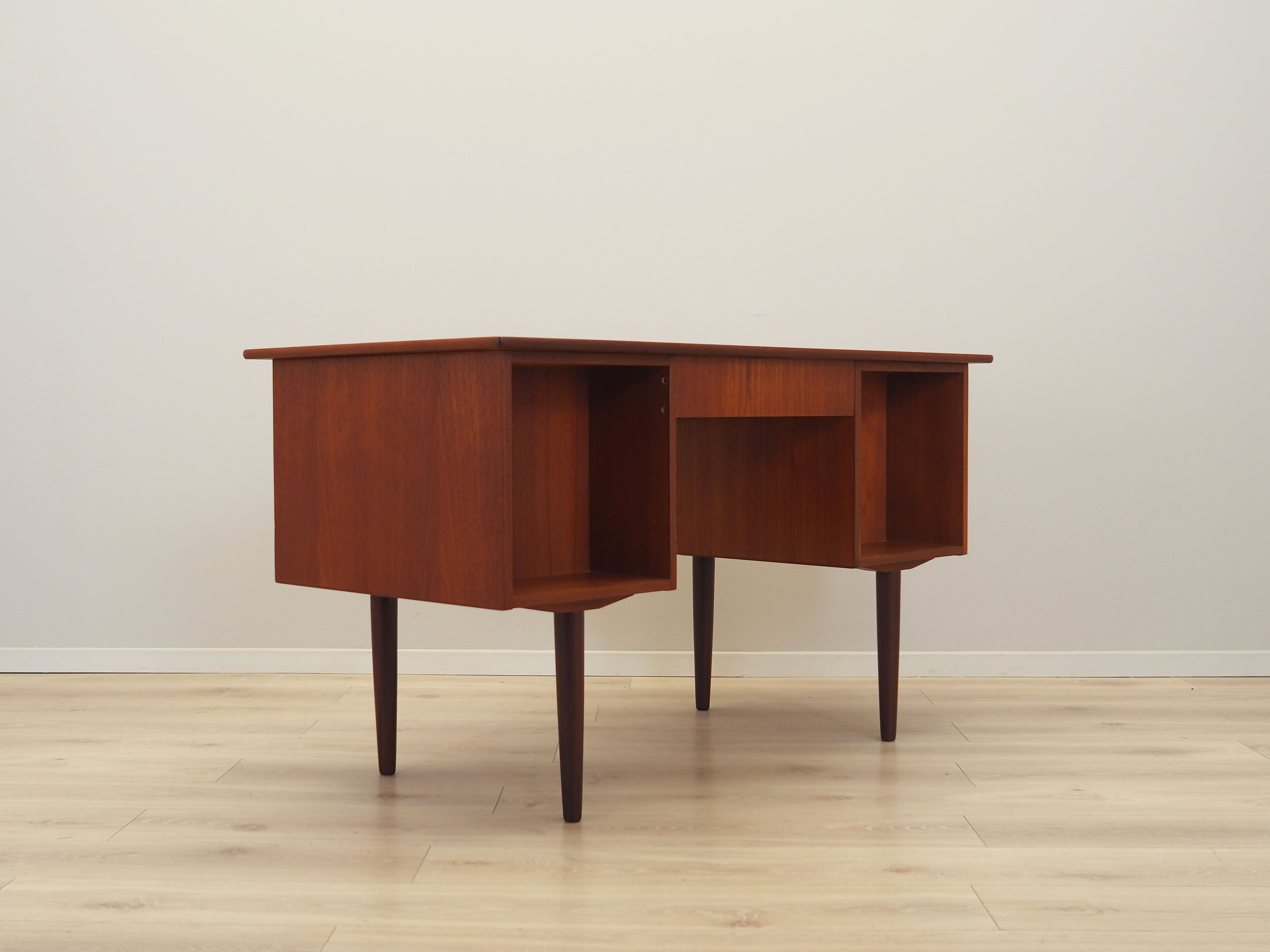 Teak_desk,_Danish_design,_1970s,_production:_Denmark