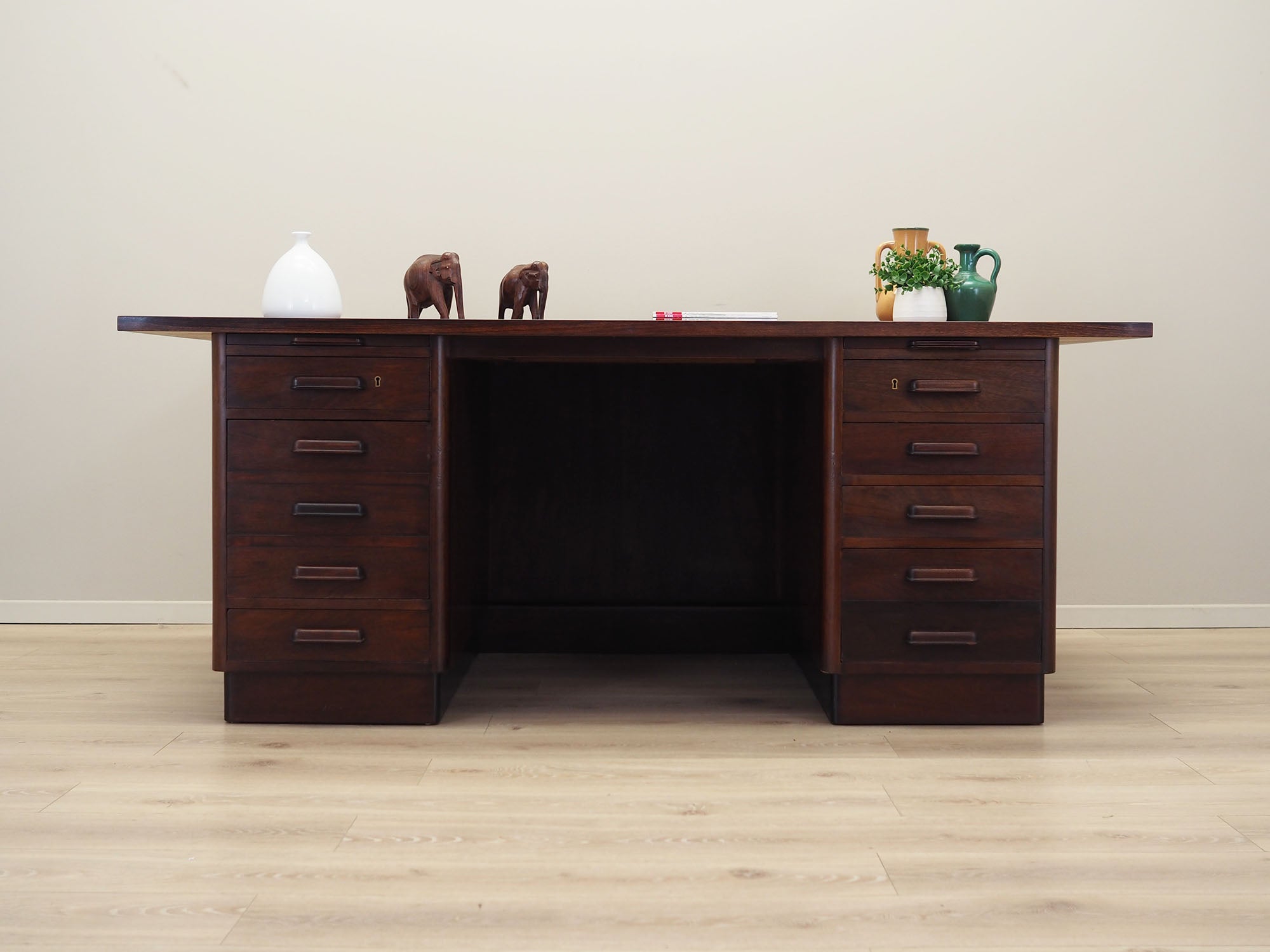 Walnut_desk,_Danish_design,_1960s,_production:_Denmark