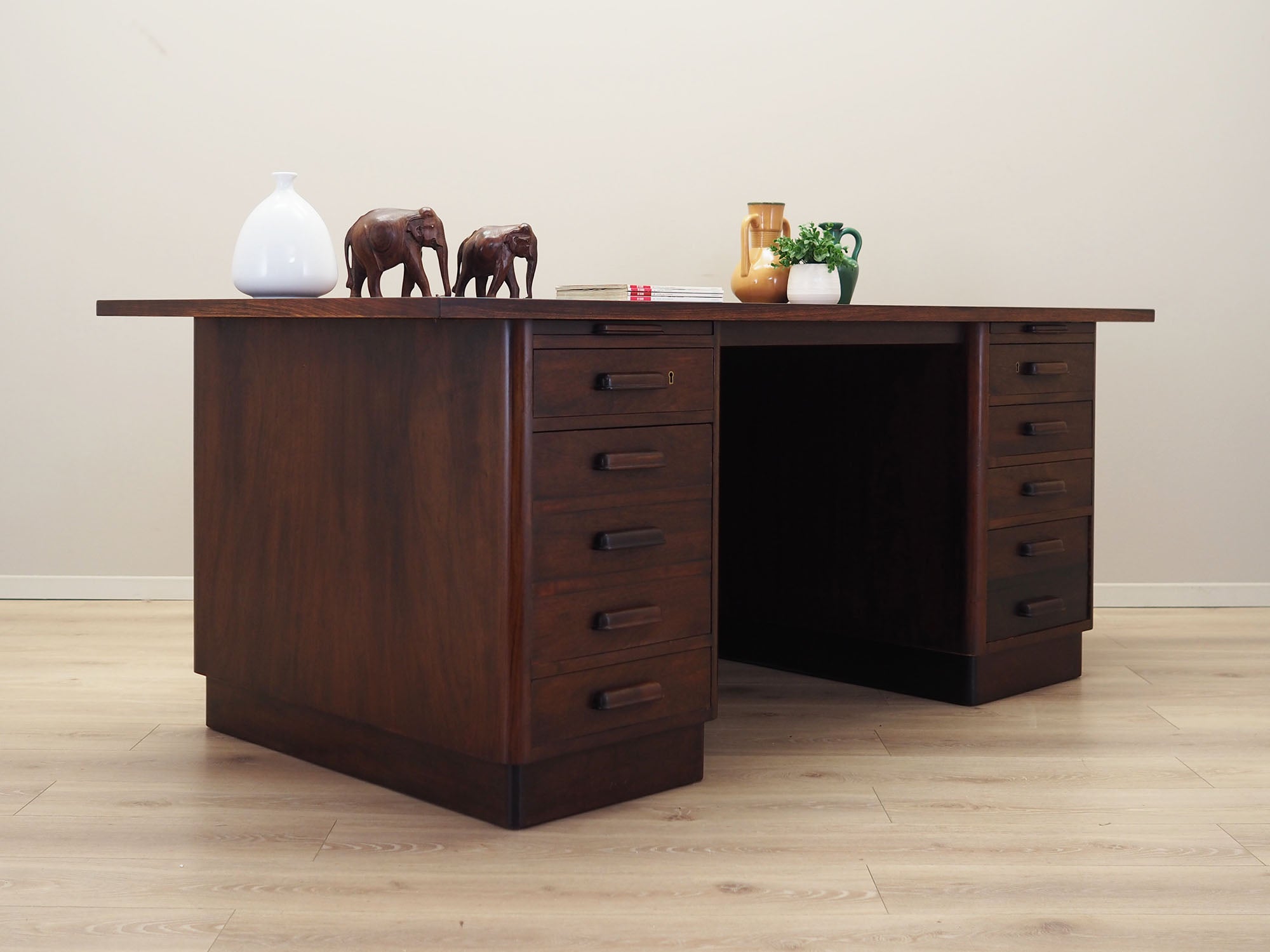 Walnut_desk,_Danish_design,_1960s,_production:_Denmark