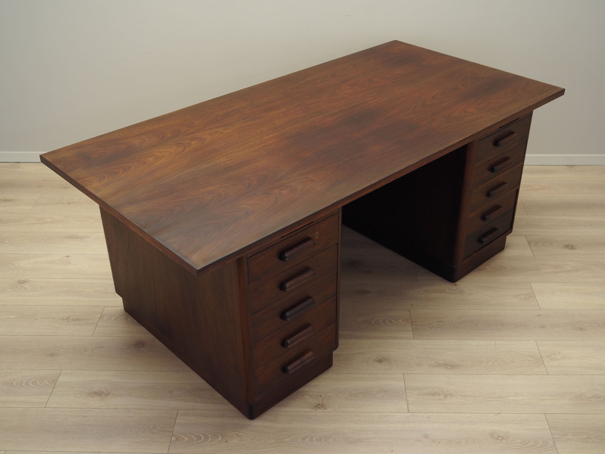 Walnut_desk,_Danish_design,_1960s,_production:_Denmark
