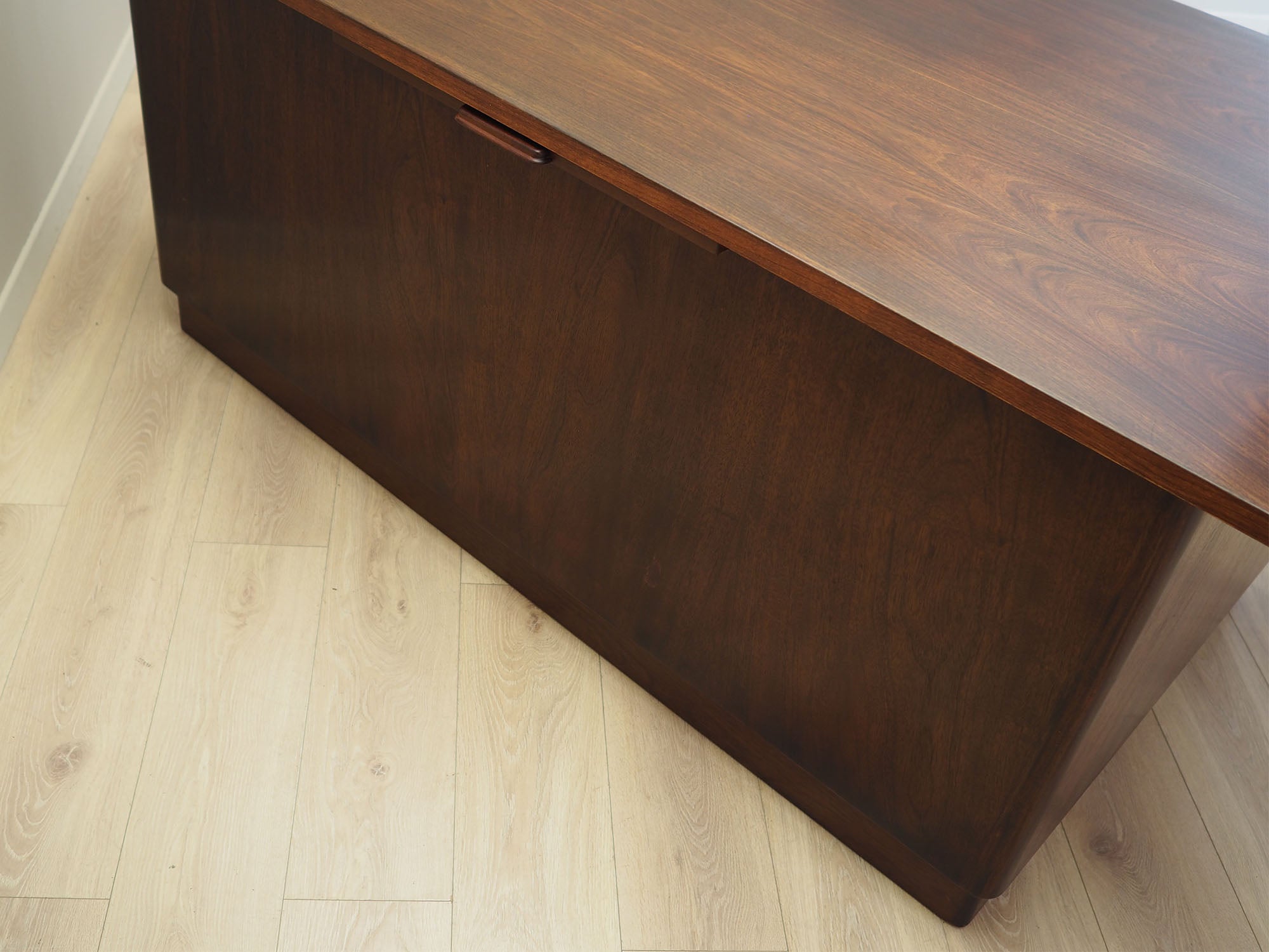 Walnut_desk,_Danish_design,_1960s,_production:_Denmark
