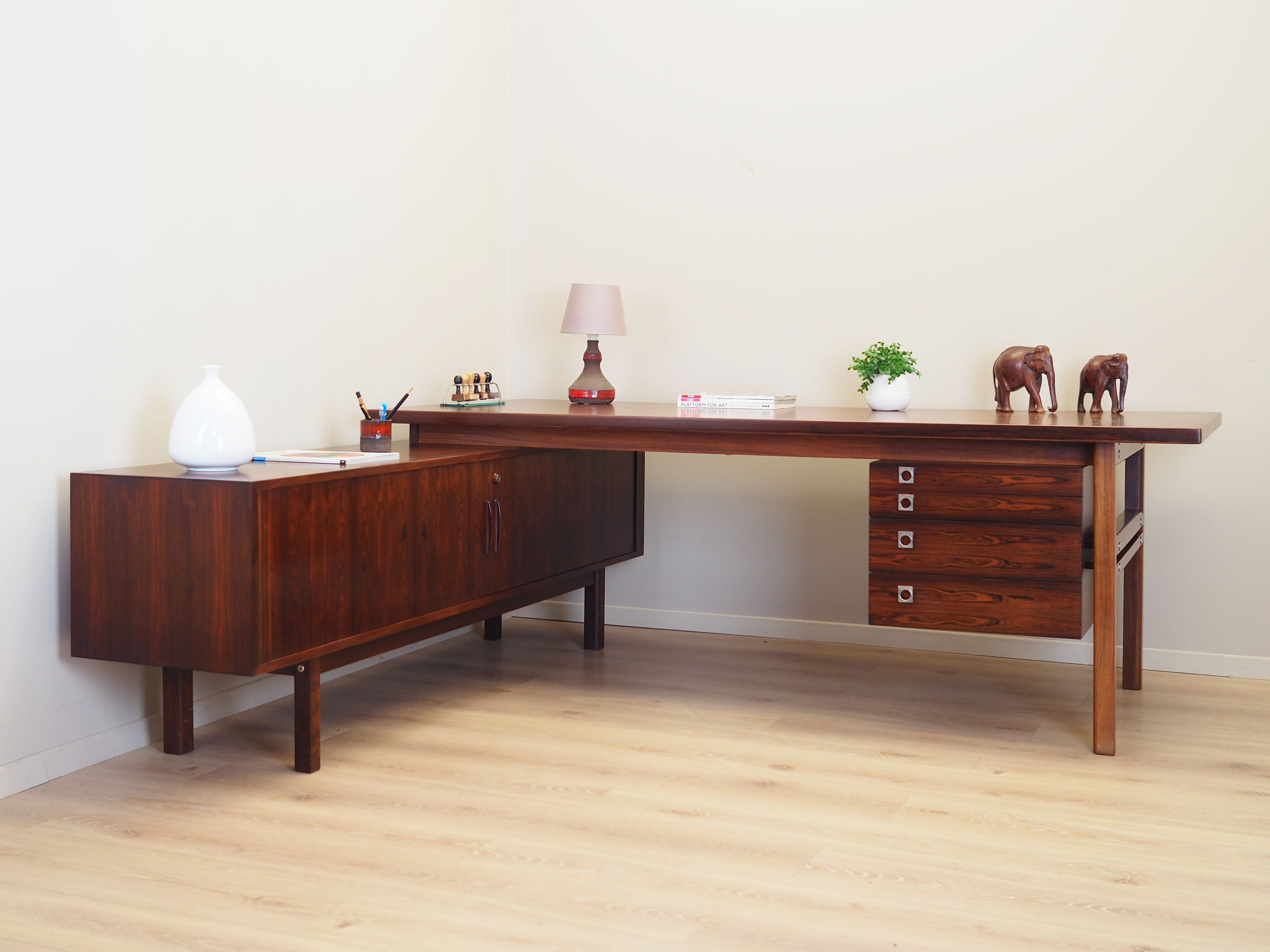 Rosewood_desk,_Danish_design,_1960s,_designer:_Arne_Vodder,_manufacture:_Sibast